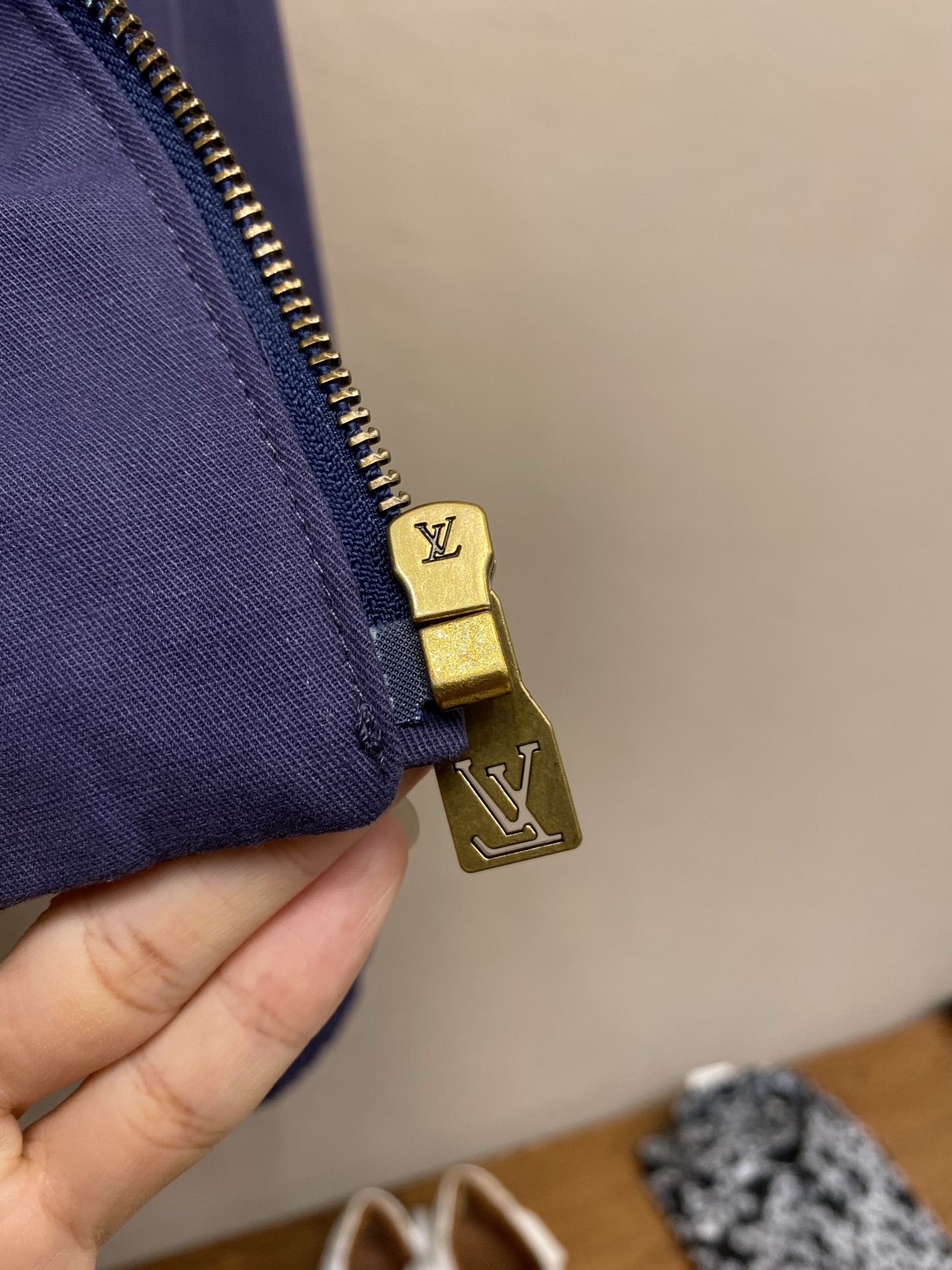 🌟🌟1V，logo标志纯色教练夹克甄选高密抗皱聚酯混纺面料打造这款LV纯色教练夹克，面料经过防泼水面料涂