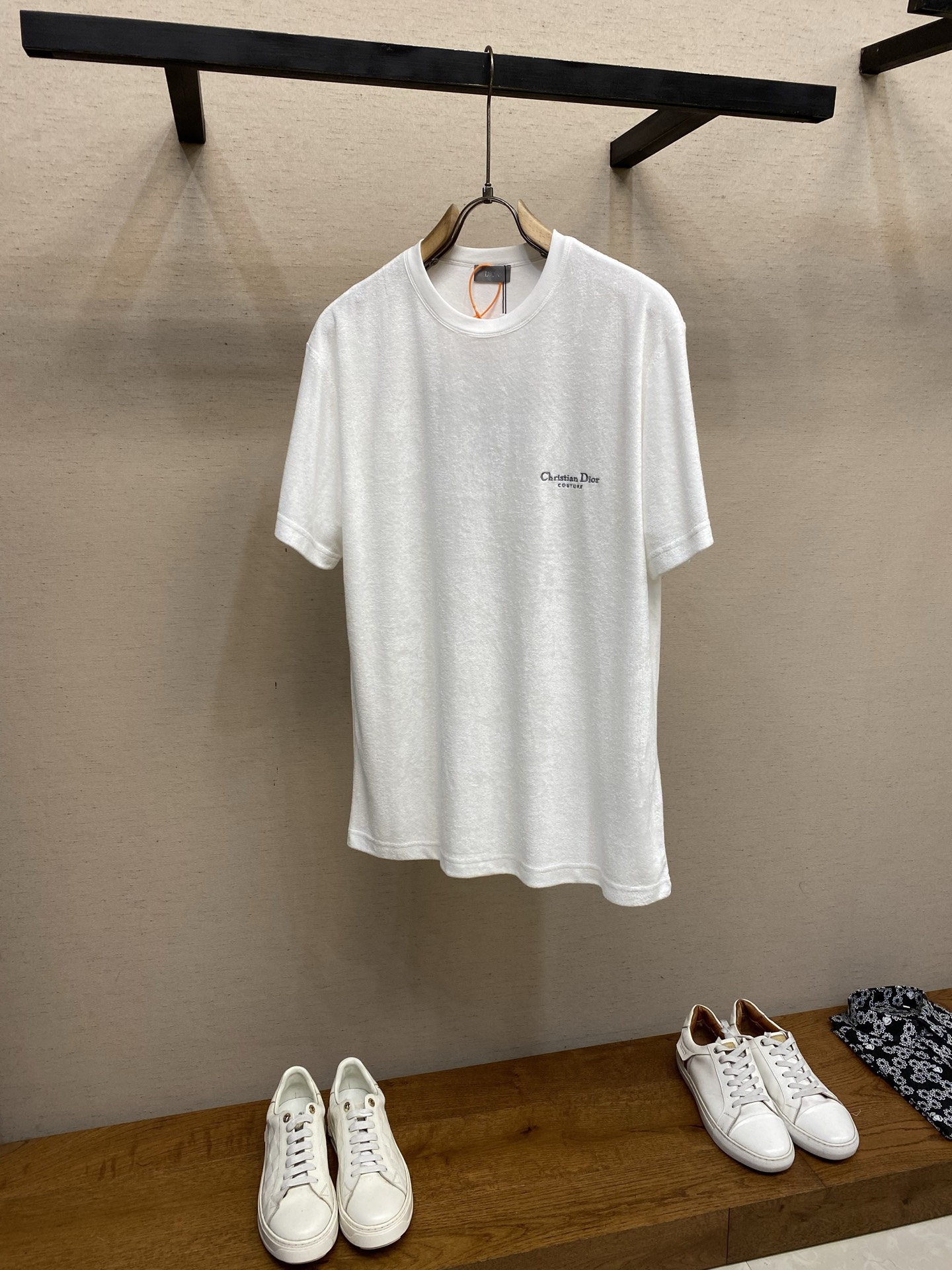 NO:912486,Dior, embroidered terry short sleeves, custom-made cotton terry cloth with soft cotton texture, plump and lazy, comfortable and close to the skin, quiet in the deep sea, elegant blues, unobtrusive but with its own gravitational field, showing Christian Dior Couture embroidery on the chest as the anchor of the soul, looming visual effects, defining advanced white space art, flowing with unrepeatable texture and taste in every gesture. Process 1 adopts imported machine embroidery process  Use advanced computer control systems and precision mechanical components to achieve Christian Dior Couture embroidery operations with high precision and smooth and delicate lines. Process 2: The fabrics are washed and have a better hand feel and texture. They are not easy to deform, shrink or fade, and maintain long-term beauty!  !  !  !  !  Size S-XL,,dior,T-shirt,19860909Dior,刺绣毛圈短袖 定制柔絮肌理棉质毛圈布 丰满慵懒 舒适贴肤 深海静谧 优雅蓝调 不张扬却自带引力场 胸前展现Christian Dior Couture刺绣为灵魂锚点 若隐若现的视觉效果 定义高级的留白艺术 在举手投足间 流淌出无法复制的质感与品味 工艺1采用进口机刺绣工艺 使用先进的计算机控制系统和精密的机械部件 实现Christian Dior Couture刺绣作业 精度高 线条流畅而细腻 工艺2: 面料都经过浇洗 手感质感更佳 不易变形 不易缩水 不易褪色 保持长久的美观！！！！！ 尺码S-XL,,dior,T-shirt,,Men's clothing