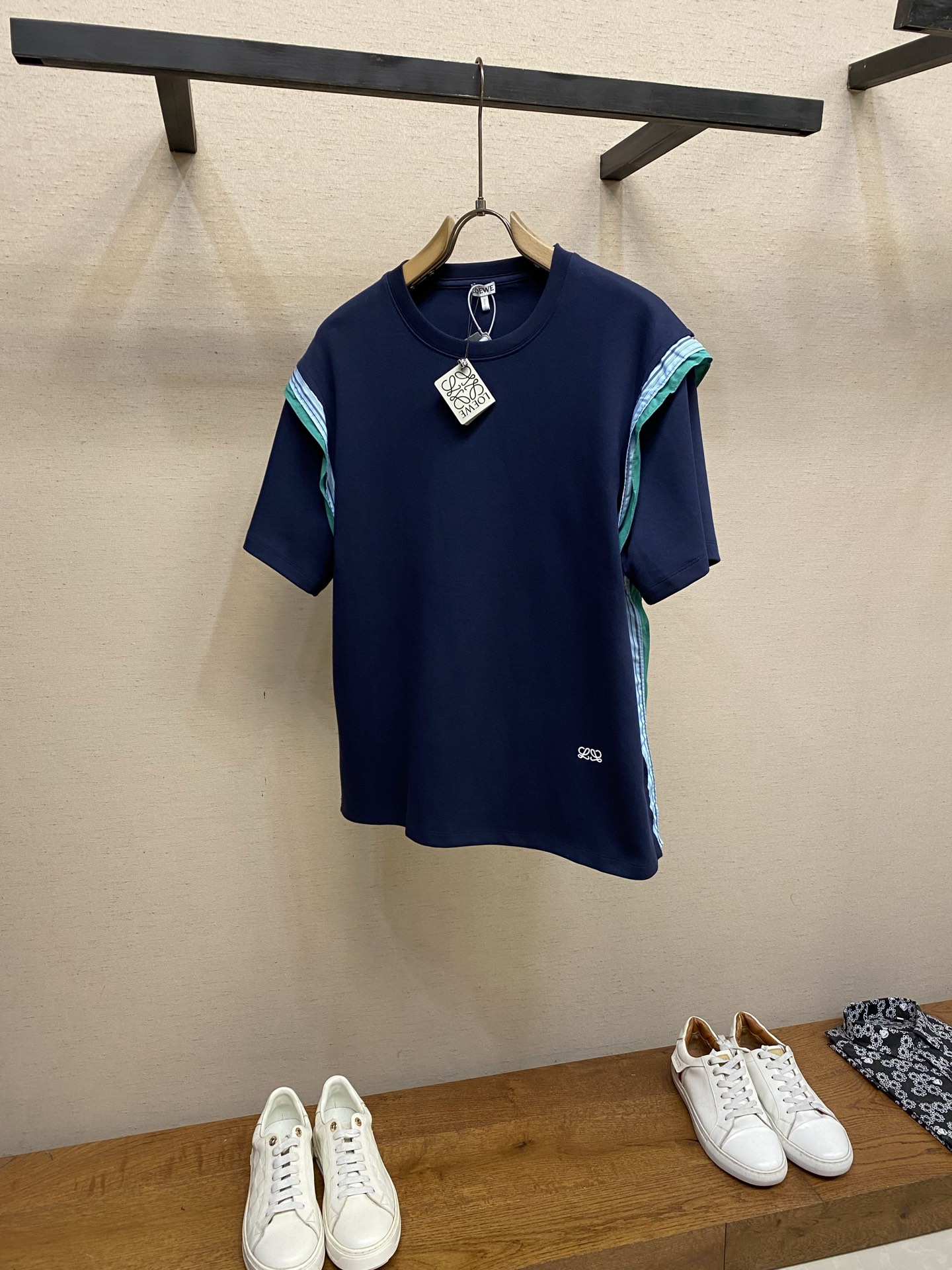 NO:909883,Loewe,, embroidered logo cotton blended striped decorative T-shirt, genuine 6200 purchase and development, 32 count Simba cotton double-sided fabric, 1*1 matching rib, striped decorative fabric, imported embroidery, fabric wash, customized 11 trademarks, fit version, size S-XL,,loewe,tees,t-shirt,19860909Loewe,,刺绣标识棉质混纺条纹装饰T恤 正品6200购入开发 32支星巴棉双面面料 1*1配套罗纹 条纹装饰布 进口刺绣 面料酵洗 定制11商标 合身版型 尺码S-XL,,loewe,tees，t-shirt,,Men's clothing