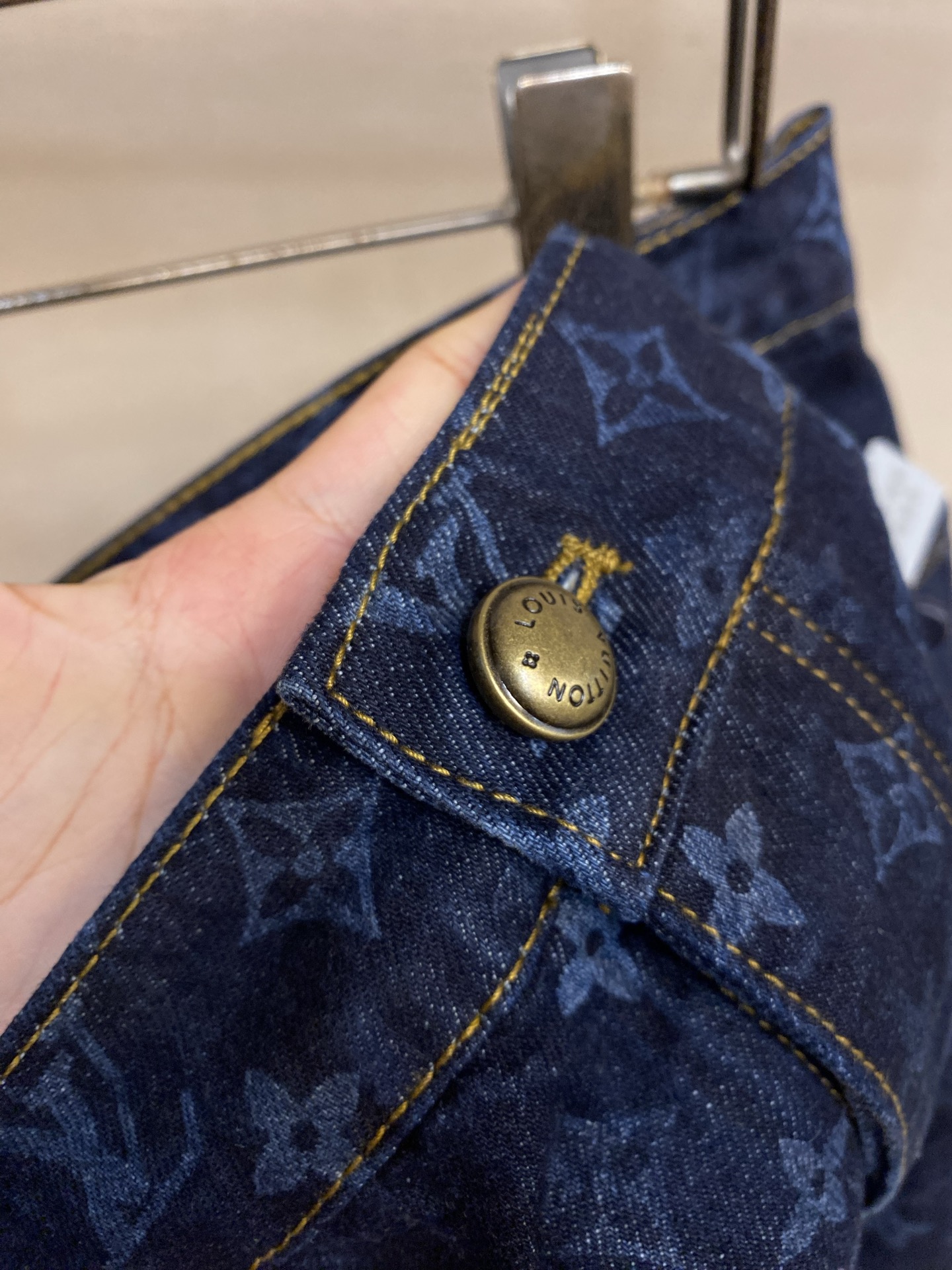 루이비통 26FW 남성 반바지 131826 Louis Vuitton Shorts 썸네일 이미지