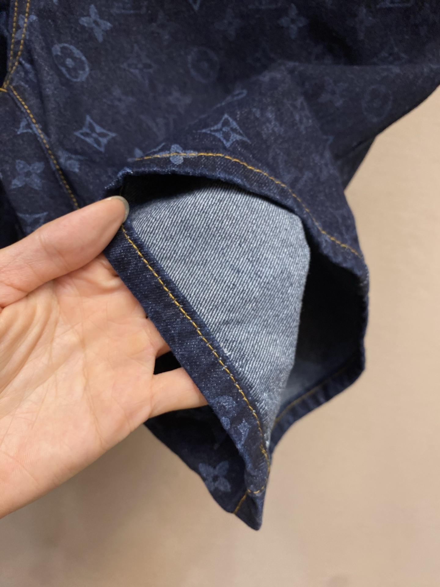 루이비통 26FW 남성 반바지 131826 Louis Vuitton Shorts 썸네일 이미지