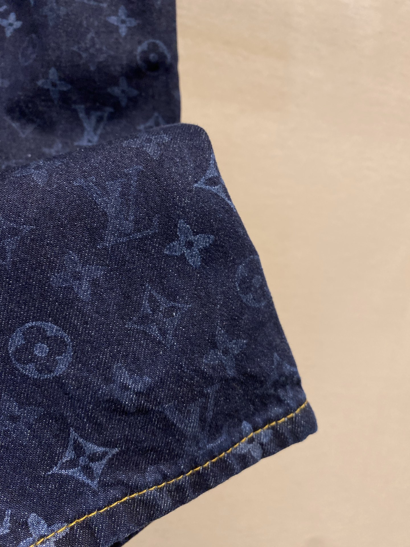 루이비통 26FW 남성 반바지 131826 Louis Vuitton Shorts 썸네일 이미지