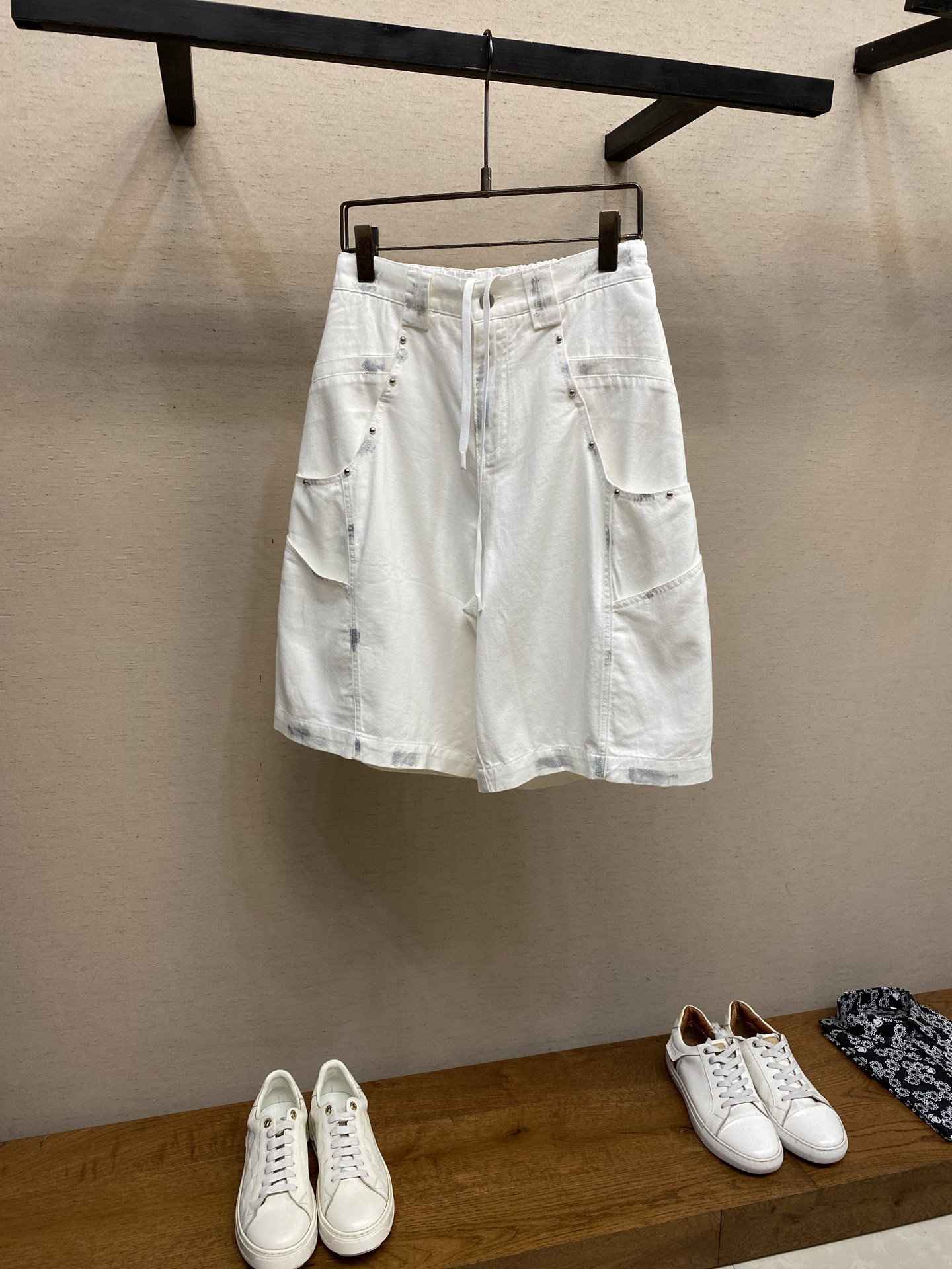 NO:912480,,,JIL SANDER Heavy-duty rivet distressed white denim shorts｜Street work style summer pants. High-count denim fabric, crisp and stylish, easy to take care of. Selected heavy-weight washed white denim fabric, through gentle pre-washing process, stiff but not stiff, the upper body has a three-dimensional drape, and will not collapse on the legs; the fabric is breathable and wear-resistant, and will not make you sweat when worn in midsummer. The pure white color is clean and refreshing, suitable for all kinds of bright and dark tops.  Designed with heavy industrial details, the retro and old-fashioned atmosphere is full. The waistband adopts a double-structure design with a front button placket and an elastic waist in the second half, which can not only retain the neat silhouette of the work clothes, but also freely adapt to the waistline, and can be worn and taken off without restraint; the trousers are decorated with bright metal rivets in many places, and the wiring is solid and firm, enhancing the coolness of the work clothes; many silver-gray hand-painted old brush colors have a retro worn texture, weakening the monotony of pure white, and not clashing with the niche.  Multi-divided three-dimensional large patch pocket design, full storage practicality, rich front and rear pockets, neat and precise stitching, smooth and durable inner metal zipper, details showing high-standard workmanship. Wide legs cut into five sections, super friendly to various body shapes. Sizes XS-L,,jil sander,shorts,19860909,,JIL SANDER 重工铆钉做旧白牛仔五分短裤｜街头工装风夏日神裤 高支牛仔面料,挺括有型好打理 精选重磅水洗白牛仔布料,经过柔和预水洗工艺,硬挺不僵硬,上身自带垂坠立体感,不会软塌贴腿；面料透气耐磨,盛夏穿着不闷汗,纯白色干净清爽,适配各种亮色、深色上衣. 重工细节设计,复古做旧氛围感拉满 腰头采用前襟纽扣门襟+后半段松紧腰的双结构设计,既能保留工装利落版型,又能自由适配腰围,穿脱无束缚；裤身多处点缀亮面金属铆钉,走线扎实牢固,强化工装酷感；多处银灰手绘做旧刷色晕染,自带复古磨损质感,弱化纯白单调感,小众不撞款. 多分割立体大贴袋设计,储物实用性拉满,前后袋型层次丰富,车线工整精密,内里金属拉链顺滑耐用,细节尽显高规格做工. 阔腿五分剪裁,对各种身形超友好. 尺码XS-L,,jil sander,shorts,,Men's clothing