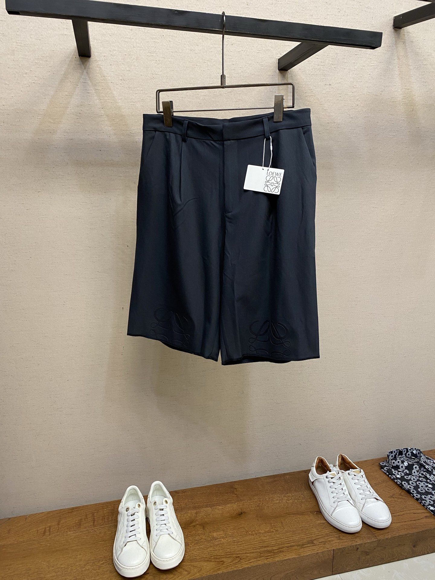 NO:912496,Loewe, Loewe Anagram semi-embroidered flannel shorts, custom-made merino wool and cashmere, decorated with laser burnt flowers on the knees, geometric cutting to break the shackles of the plane, laser burnt flower process, the advanced process of using laser technology to carve patterns, projecting laser onto the surface of the material, causing the material to be locally heated and melted to form Loewe  Anagram pattern, body draping, edge grinding technology, through physical friction and manual polishing, a process that creates a natural wear effect on the edges of the trouser legs, simulating the wear and tear texture caused by long-term wearing, customized accessories, and fitted styles. Sizes S-XL,,loewe,loewe,shorts,19860909Loewe,,罗意Anagram 半刺绣法兰绒短裤 定制美利奴羊毛和羊绒,膝盖处饰有激光烧花,几何切割打破平面桎梏,激光烧花工艺,利用激光技术进行花纹刻划的先进工艺,将激光投射到材料表面,使材料局部迅速加热至熔化形成Loewe Anagram图案,人体立体裁剪,磨边技术,通过物理摩擦和手工打磨处理,在裤腿边缘制造自然磨损效果的工艺,模仿长期穿着形成的磨损质感,定制辅料,合身版型. 尺码S-XL,,loewe,loewe,shorts,,Men's clothing