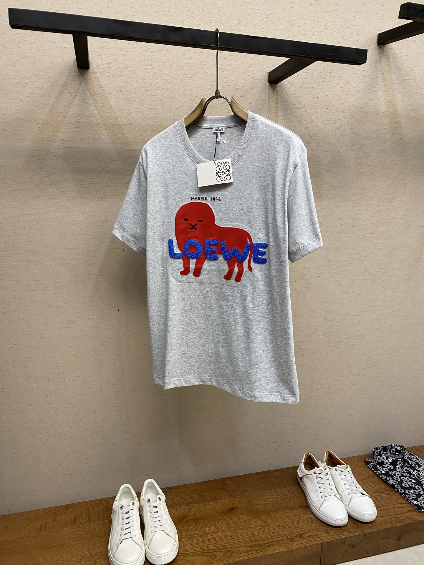NO:912482,Loewe,, [Reissue] Loewe Anniversary Limited Edition Loewe means 'lion' in German. Follow the limited lion image now and join our anniversary celebration. Cotton T-shirt. Decorated with a lion jersey patch on the chest * 'LO*WE 1846 Madrid' embroidery on the front * Double embroidery on the back Cotton (excluding decoration and ribbing) loose fit, the most versatile style!  It goes well with leggings... It is recommended to wrap it inside a laundry bag and machine wash it quickly in cold water or dry clean it!  Avoid soaking in warm water/rubbing with hands. Sizes S-XL, loewe, loewe, tees, t-shirt,19860909Loewe,,【复刻】罗意威周年限定版罗意威在德语中意“狮子”.现在就跟随限定狮子形象,加入我们的周年庆典.棉质T恤.胸前点缀狮子平纹针织贴饰*正面饰有“LO*WE 1846 Madrid”刺绣*背面Double刺绣 棉（装饰及罗纹除外）宽松版型最百搭的款式！搭配leggings穿也妥妥哒…… 洗涤方式建议反面包裹洗衣袋冷水快速机洗或干洗！忌温热水浸泡/手搓 尺码S-XL,,loewe,loewe,tees，t-shirt,,Men's clothing