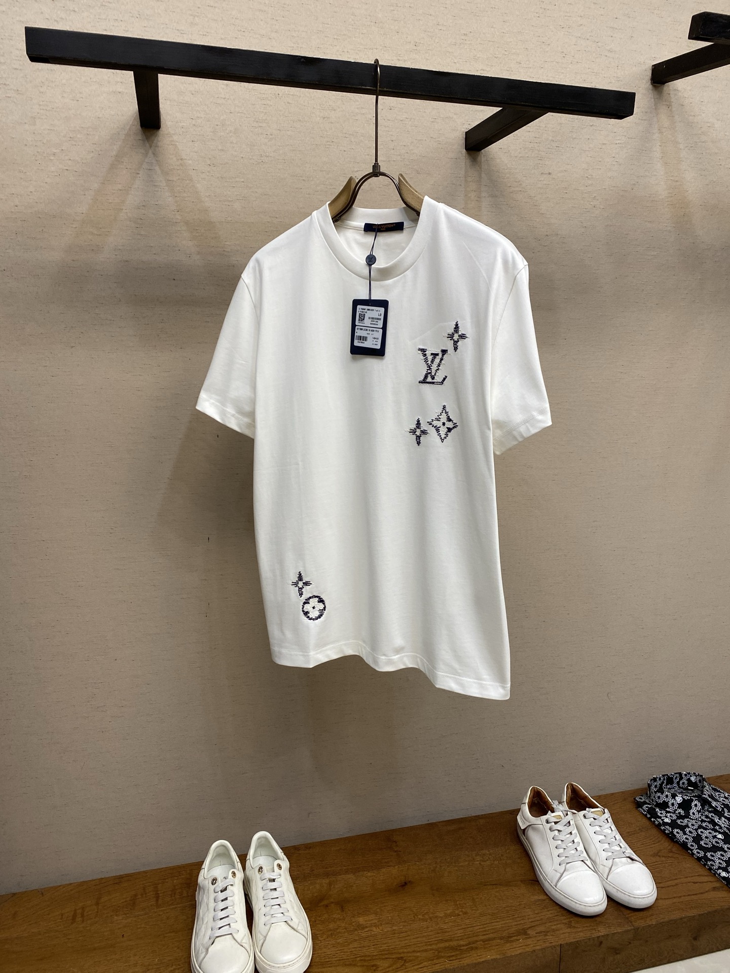 NO:912484,1V, Louis Maison 2026FW This light summer cotton T-shirt has a soft texture and is decorated with the series' iconic Monogram Sashiko embroidery. The design is inspired by traditional Japanese craftsmanship, with a textured Monogram logo embroidered with contrasting yarn. The exquisite workmanship injects original style into the classic wardrobe. Marque 1. Vuitton Déposée logo woven patch perched on the back. Cotton. Ribbed collar. Logo patch on the back.  Please dry clean or wrap in a laundry bag with cold water on the inside, wash separately and let dry naturally, iron on the inside at medium temperature, do not soak in warm water!  Size S-XL,,louis vuitton,tees,t-shirt,198609091V,路易家2026FW 本款轻盈夏日棉质T恤质感柔和,饰有本系列标志性 MonogramSashiko 刺绣.设计灵感源自日本传统工艺,以撞色纱线绣饰纹理感Monogram 标识.精工之作为经典衣橱注入匠心格调. Marque 1.Vuitton Déposée 标识梭织贴饰栖身背后. 棉.罗纹衣领.后部配有标识贴饰 请干洗或反面冷水包裹洗衣袋单独洗涤自然晾干反面中温熨烫,切勿温热水浸泡！ 尺码S-XL,,louis vuitton,tees，t-shirt,,Men's clothing