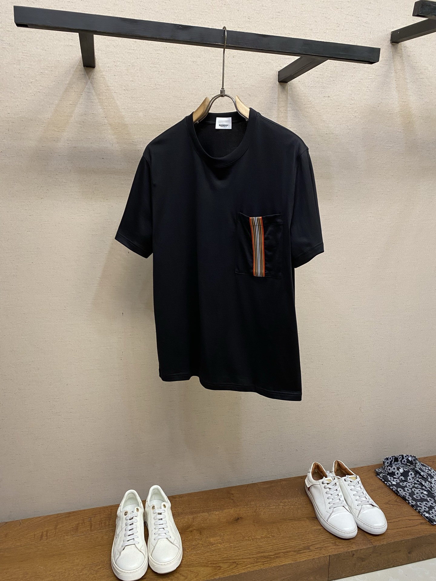 NO:912475,BBR,, the new short-sleeved yyds is a daily wear when going out with your eyes closed. Customized pure cotton stretch cotton fabric short-sleeved T-shirt. The charm lies in creating a simple and luxurious fashion. You can match it casually to feel the unique British style. The loose version shows a casual and casual style, whether it is paired with jeans, casual pants, or skirts, it can show a unique personality. Size S-2xl,,skirts,jeans,T-shirt,tees,t-shirt,19860909BBR,,新款短袖yyds 日常出门闭眼搭 定制纯棉弹力棉面料短袖T恤 魅力在于创造了简约奢华感的时尚,随意搭配感受英式风格独特气质. 宽松的版型展现出休闲随意的风格,无论是搭配牛仔裤、休闲裤、还是裙子,都能展现出独特的个性 尺码S-2xl,,skirts,jeans,T-shirt,tees，t-shirt,,Men's clothing