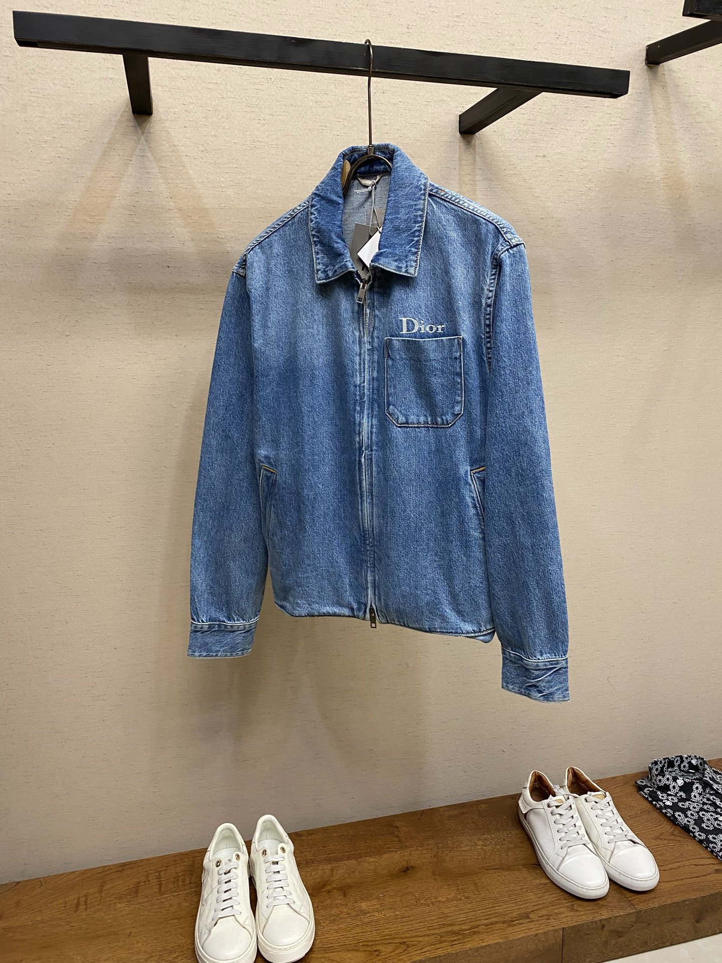 NO:912493,(Top) Dior, embroidered workwear denim zipper jacket. The fabric is made of cotton denim, 12 ounces high weight twill. The original custom-made electroplated alloy buttons are engraved with the brand CD logo on the surface. The zipper uses electroplating distressing technology, and the brand logo is laser engraved on the surface. The leather label is made of first-layer cowhide composite, and the surface is embossed with a customized original alphabet logo. The process uses 3D three-dimensional embroidery technology, and the total number of stitches is about 1800.  Craftsmanship, ready-to-wear washing, multiple potions to stir-fry the same color as the original. This zippered jacket is a new product in the 2026 summer men's wear series, a new interpretation of a classic item. It is carefully made of blue cotton twill fabric, equipped with chest patch pockets, partially covered with Dior embroidery, and decorated with Dior leather patches on the collar, which is unique. Zipper closure, loose cut, can be layered with a T-shirt to create a casual look. Dior embroidery. Dior leather patch wide-angle collar.  Two-way zipper closure, with zipper pull and chest patch pocket decorated with Dior logo. Elastic design at the rear bottom and side welt pockets. Sizes S-XL,, dior, jackets & coats, jackets & coats, tees, t-shirt, cowhide,19860909（上衣）Dior,,刺绣工装牛仔拉链外套 面料采用绵牛仔布,12盎高克重斜纹. 辅料原版定制电镀合金纽扣面上刻日品牌CD标识logo. 拉链采用电镀做旧工艺,面上激光刻字品牌标识.皮标采用头层牛皮复合,面上压花工艺定制原版字母表标识. 工艺采用3D立体刺绣工艺,整针数约1800针. 工艺成衣洗水,多重药水炒出原版同配色. 这款拉链夹克是二零二六夏季男装系列新品,全新演绎经典单品.采用蓝色棉质斜纹面料精心制作,搭配胸前贴袋,局部遮盖着Dior刺绣,衣领上饰以Dior皮革补丁,别具一格.拉链开合,宽松剪裁,可与T恤叠搭,打造休闲的造型. Dior刺绣. Dior皮革补丁宽角领. 双向拉链开合,搭配饰以Dior标志的拉链头胸前贴袋.后侧底边弹力设计侧面贴边口袋. 尺码S-XL,,dior,jackets & coats,jackets & coats,tees，t-shirt,cowhide,,Men's clothing