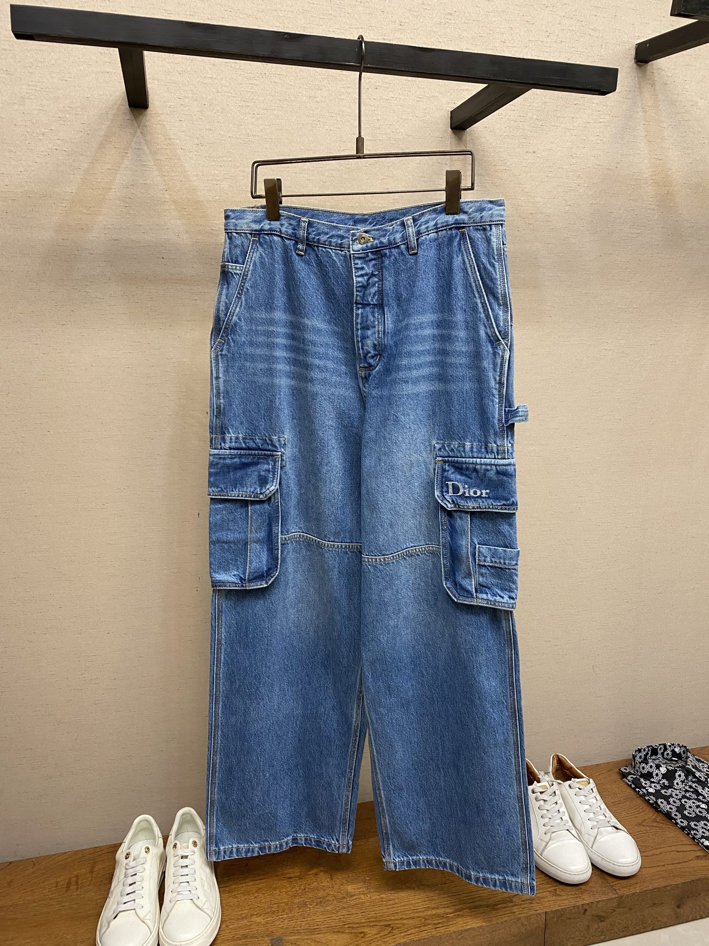 NO:912490,(Pants) Dior, embroidered work jeans. The fabric is made of cotton denim, 12 ounces high weight twill. The accessory materials are original custom electroplated alloy buttons with the brand CD logo engraved on the surface. The leather label is made of first-layer cowhide composite, and the surface is embossed with a customized original alphabet logo. The process uses 3D three-dimensional embroidery technology, with a total stitch count of about 1800. The craftsmanship is used to wash the garments, and multiple potions are used to stir-fry the same color as the original.  These work jeans pay homage to a utilitarian classic. Crafted from blue cotton twill, they feature cargo pockets on the sides and a Dior leather patch. Wear them with a hooded sweatshirt for a casual look. Dior embroidery.19860909（裤子）Dior,, 刺绣工装牛仔裤 面料采用绵牛仔布,12盎高克重斜纹. 辅料原版定制电镀合金纽扣面上刻日品牌CD标识logo.皮标采用头层牛皮复合,面上压花工艺定制原版字母表标识. 工艺采用3D立体刺绣工艺,整针数约1800针. 工艺成衣洗水,多重药水炒出原版同配色. 这款工装牛仔裤致敬实用风格的经典单品.采用蓝色棉质斜纹面料精心制作,裤腿两侧设有工装口袋,搭配一个Dior皮革标牌.可与连帽运动衫搭配穿着,打造休闲造型. Dior刺绣. Dior皮革标牌腰带环. 隐藏式纽扣开合搭配CD金属纽扣侧面工装口袋侧面斜插口袋后侧贴袋. 尺码S-XL,,dior,jeans,cowhide,hats,,Men's clothing
