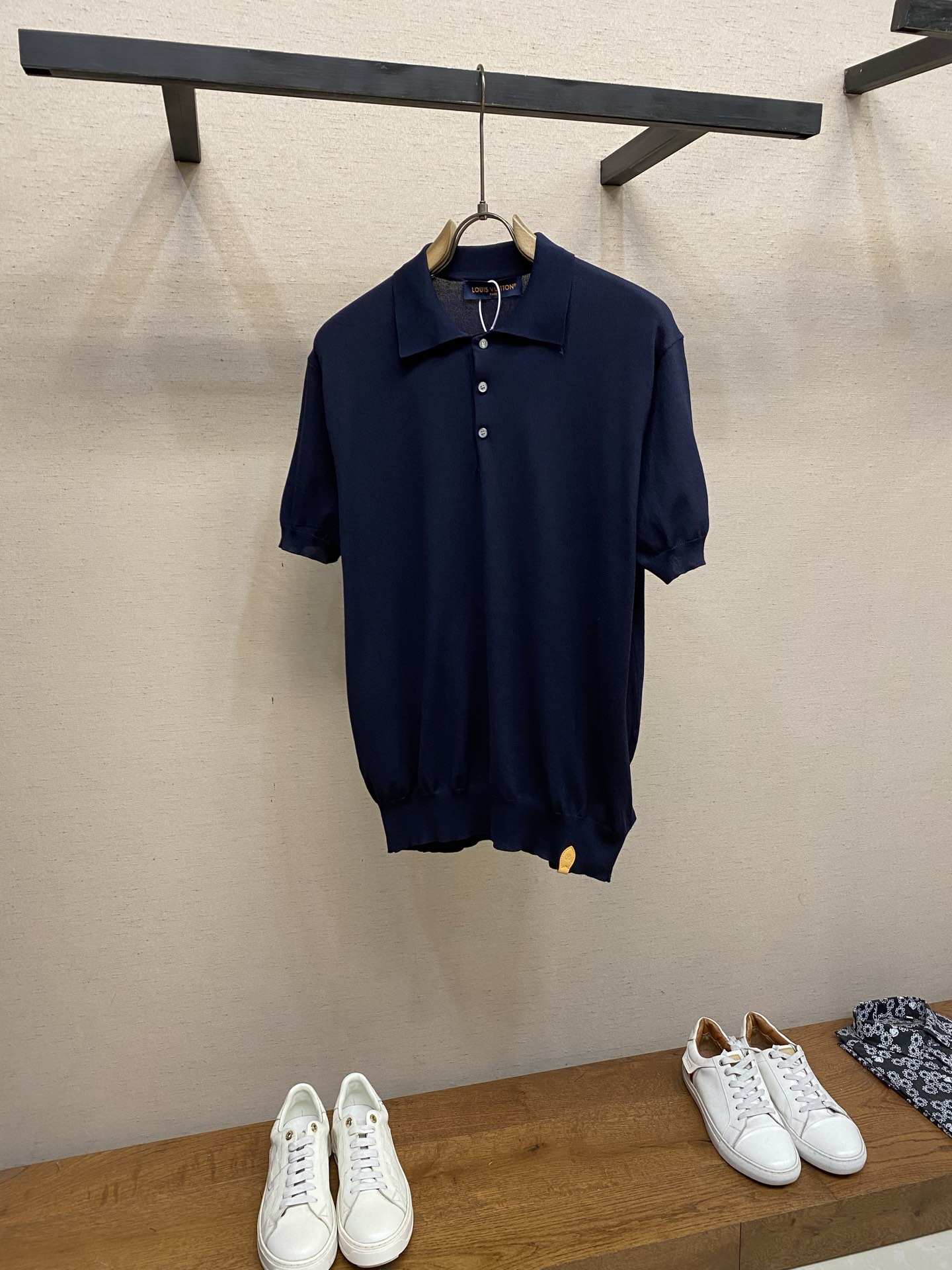 NO:912487,1V, knitted polo POLO shirt. The fabric is made of 60% cotton and 40% mulberry silk. The accessories are made of mother-of-pearl buttons and the brand logo is laser engraved on the surface. Craftsmanship for garment washing - fixed version - solid color - added hand feel.  This short-sleeved polo shirt is made of fine and lustrous silk-cotton blend, expressing an elegant style with a low-key touch. The top button is embellished with LV stitching, and the left hem is decorated with a VVN leather brand, revealing the brand imprint in a subtle way. The flexible design easily connects daily and formal styles. This piece of clothing is from the Louis Vuitton Trunk series, which embodies the classic design language of the brand's hard luggage, creating a model for men's wardrobes.  Made. Exquisite craftsmanship and exquisite materials complement each other, showing elegance in a calm style, achieving the iconic style of contemporary world wear. Sizes S-XL,, louis vuitton, louis vuitton, T-shirt,198609091V,,针织马球POLO衫 面料采用60绵,40桑蚕丝. 辅料采用珍珠母扣,面上激光刻字品牌标识. 工艺成衣洗水-固定版型-固色-添加手感. 款短袖马球衫取材细密莹润的丝棉混纺,以低调笔触抒写儒雅格调.顶部纽扣添缀LV缝线,左下摆装点VVN皮革牌,于含蓄之中流露品牌印记.灵活设计轻松衔接日常与正式造型.本款服装出自路易威登Trunk系列,凝萃品牌硬箱的经典设计语言,塑造男士衣橱的典范之 作.精湛匠艺与考究材质相得益彰,于从容格调之中彰显儒雅,成就当代界装的标志风范. 尺码S-XL,,louis vuitton,louis vuitton,T-shirt,,Men's clothing
