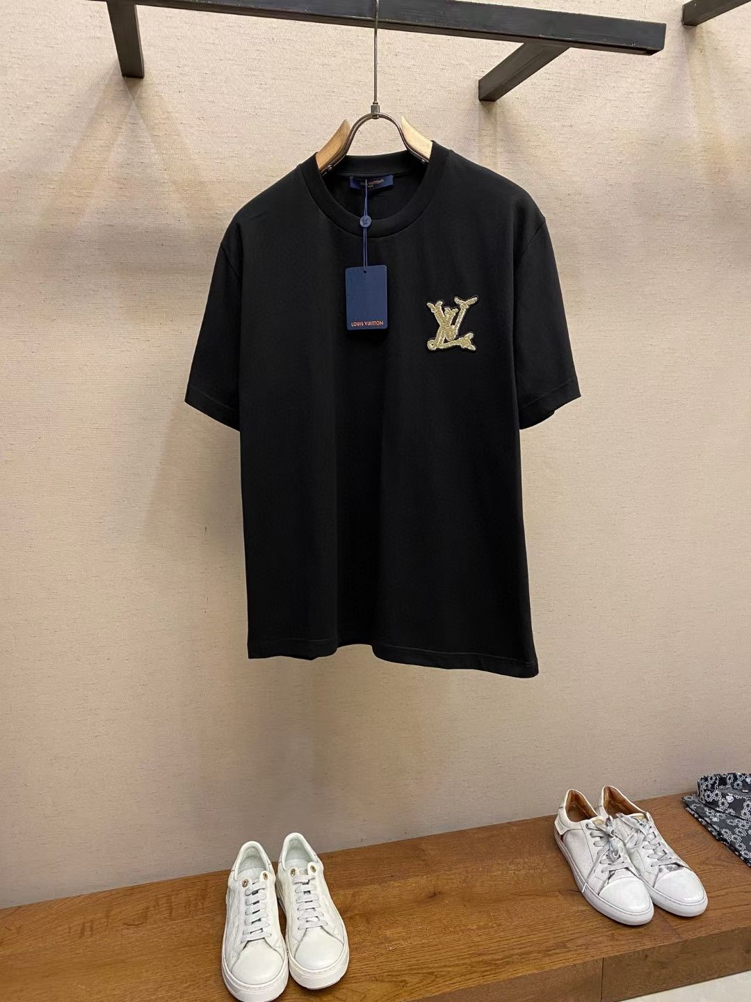 NO:912483,,,1V Louis Vuitton 2025FW This T-shirt is made of soft cotton knit, with a slight silhouette that upgrades the daily look. The 1V letters embroidered on the chest cleverly interpret the nautical knots, subtly expressing the modern nautical style of the Nautical series. The back is embellished with classic small square logos. It is recommended to dry clean or machine wash on the reverse side separately in cold water and medium temperature ironing. Sizes S-XL, Louis Vuitton,19860909,,1V路易家2025FW 本款 T 恤取材舒软棉质针织,以略微廓形升级日常造型.胸口刺绣 1V 字母灵动演绎航海绳结,巧妙道出 Nautical 系列的摩登航海格调.后背点缀缝制经典小方标 洗涤方式建议干洗或反面冷水单独快速机洗中温熨烫 尺码S-XL,,louis vuitton,,Men's clothing