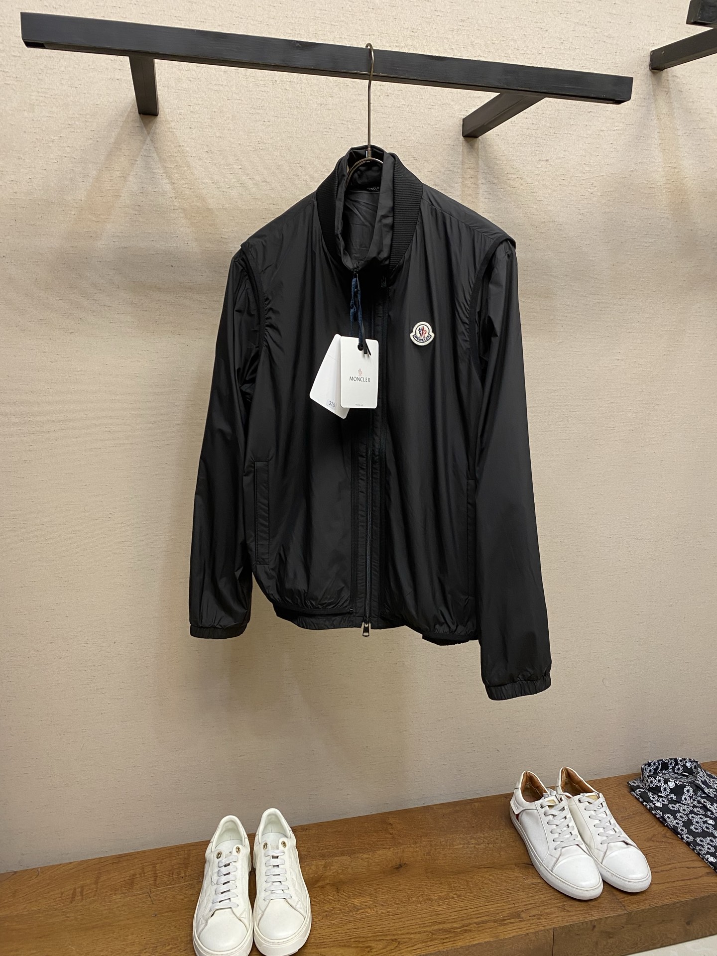 NO:930973,Moncler, 3-in-1 detachable two-piece jacket. Fabric selection. The main body and detachable vest are both made of polyester fabric. After precision plain weaving and post-finishing processes, the fabric surface is smooth and delicate, with light and water-repellent properties. The special weaving method makes it light and weightless. At the same time, the fabric has excellent wrinkle resistance and is not prone to stubborn wrinkles in daily wear. It remains smooth and neat after long-term wear. Technology  The neckline is made of high-density elastic rib splicing, which is stiff and not easy to collapse, and fits the neck tightly to prevent wind and temperature. The placket is equipped with a full set of customized zippers, with a pattern logo printed on the zipper head, and the teeth bite smoothly and firmly. There are invisible zipper pockets on both sides, and the pocket openings are reinforced with open lines to enhance practicality. Details  The vest and jacket can be freely disassembled and assembled through the zipper opening and closing structure. The pieces fit well and there are no unnecessary bulges after splicing. One piece of clothing unlocks three styles of outfits and is full of practicality!  Wear a detachable vest alone, layer it with a sweatshirt and long sleeves to create a layered look; combine the vest and jacket into one, thickened and windproof to cope with cool weather. One set of clothes is suitable for a variety of scenes, taking into account both texture and wear flexibility. Sizes S-XL, hoodie, sweatshirts, jackets & coats,jackets & coats,19860909Moncler,,三合一可拆卸两件套夹克 面料选择 主体与可拆卸马甲均选用聚酯纤维面料,经过精密平纹织造与后整理工艺,布面平滑细腻,自带轻薄防泼水性能.织法特殊性使其轻盈无负重感.同时面料抗皱性出众,日常穿着不易产生顽固褶皱,久穿依旧平整利落. 工艺 领口采用高密度弹力罗纹拼接,挺括不易塌陷,紧密贴合颈部防风锁温. 门襟处配备全套定制拉链,拉链头印有图案标识,齿牙咬合顺滑稳固. 两侧设有隐形拉链口袋,袋口明线加固,强化实用性. 细节 马甲与外套通过拉链开合结构自由拆装,裁片贴合度高,拼接之后无多余凸起.一衣解锁三种穿搭形态,实用性拉满！单独外搭可拆卸马甲,叠穿卫衣、长袖打造层次穿搭；将马甲与外套组合为一体,加厚防风应对微凉天气.一套衣服适配多种场景,兼顾质感与穿搭灵活性. 尺码S-XL,,hoodie,sweatshirts,jackets & coats,jackets & coats,,Men's clothing