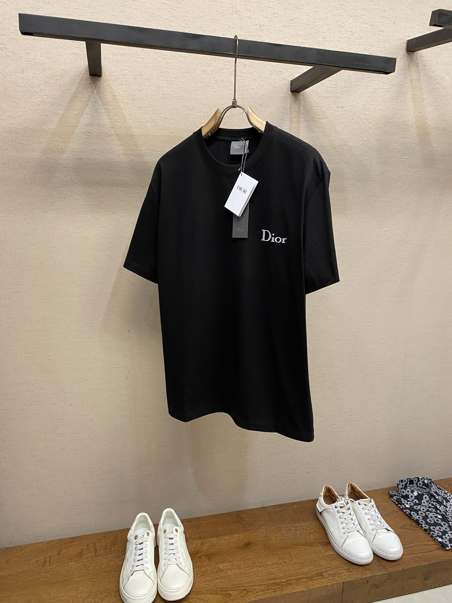 NO:931028,Dior, this T-shirt is a new product of the 2026 summer men's wear series. It was unveiled at Jonathan Anderson's first show for Dior. It is a classic item in the wardrobe. It is carefully made of green cotton jersey fabric and decorated with Dior embroidery on the chest. The fashionable silhouette can be easily matched with all kinds of jeans or trousers. Sizes XS-L,, dior, jeans, tees, t-shirt,19860909Dior,,这款T恤是二零二六夏季男装系列新品,于乔纳森·安德森（JonathanAnderson）为Dior呈献的首场发布秀上亮相,是衣橱里的经典单品.采用绿色棉质平纹针织面料精心制作,胸前饰以Dior刺绣.时尚廓形,可与各式牛仔裤或长裤轻松搭配. 尺码XS-L,,dior,jeans,tees，t-shirt,,Men's clothing
