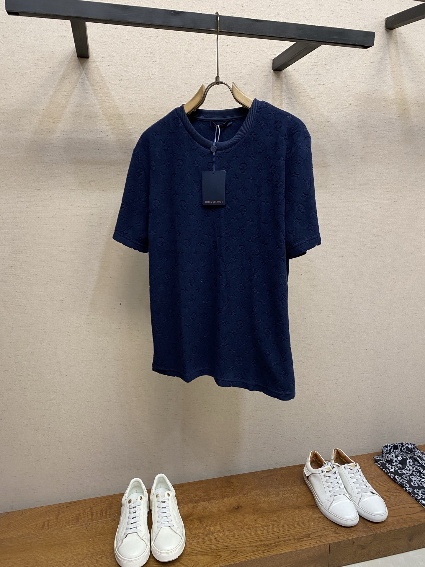 NO:936427,(Top), 1V MONOGRAM terry cloth T-shirt genuine 9550 purchase and development LV jacquard French terry cloth 330g 2*2 rib 400g Positioning cutting machine Fabric wash Customized 11 trademarks Fitted version Size S-XL, Louis Vuitton, tees, t-shirt,19860909（上衣）,,1V MONOGRAM毛圈布T恤正品9550购入开发 LV提花法式毛巾布330克 2*2罗纹400克 定位裁床 面料酵洗 定制11商标 合身版型 尺码S-XL,,louis vuitton,tees，t-shirt,,Men's clothing