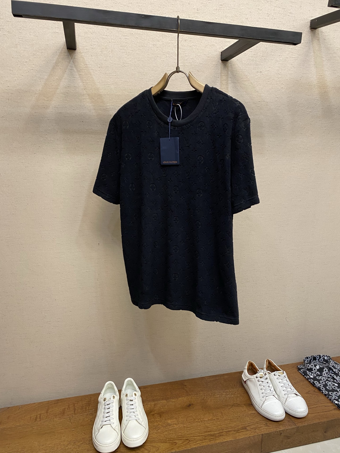 NO:936423,(Top), 1V MONOGRAM terry cloth T-shirt genuine 9550 purchase and development LV jacquard French terry cloth 330g 2*2 rib 400g Positioning cutting machine Fabric wash Customized 11 trademarks Fitted version Size S-XL, Louis Vuitton, tees, t-shirt,19860909（上衣）,,1V MONOGRAM毛圈布T恤正品9550购入开发 LV提花法式毛巾布330克 2*2罗纹400克 定位裁床 面料酵洗 定制11商标 合身版型 尺码S-XL,,louis vuitton,tees，t-shirt,,Men's clothing