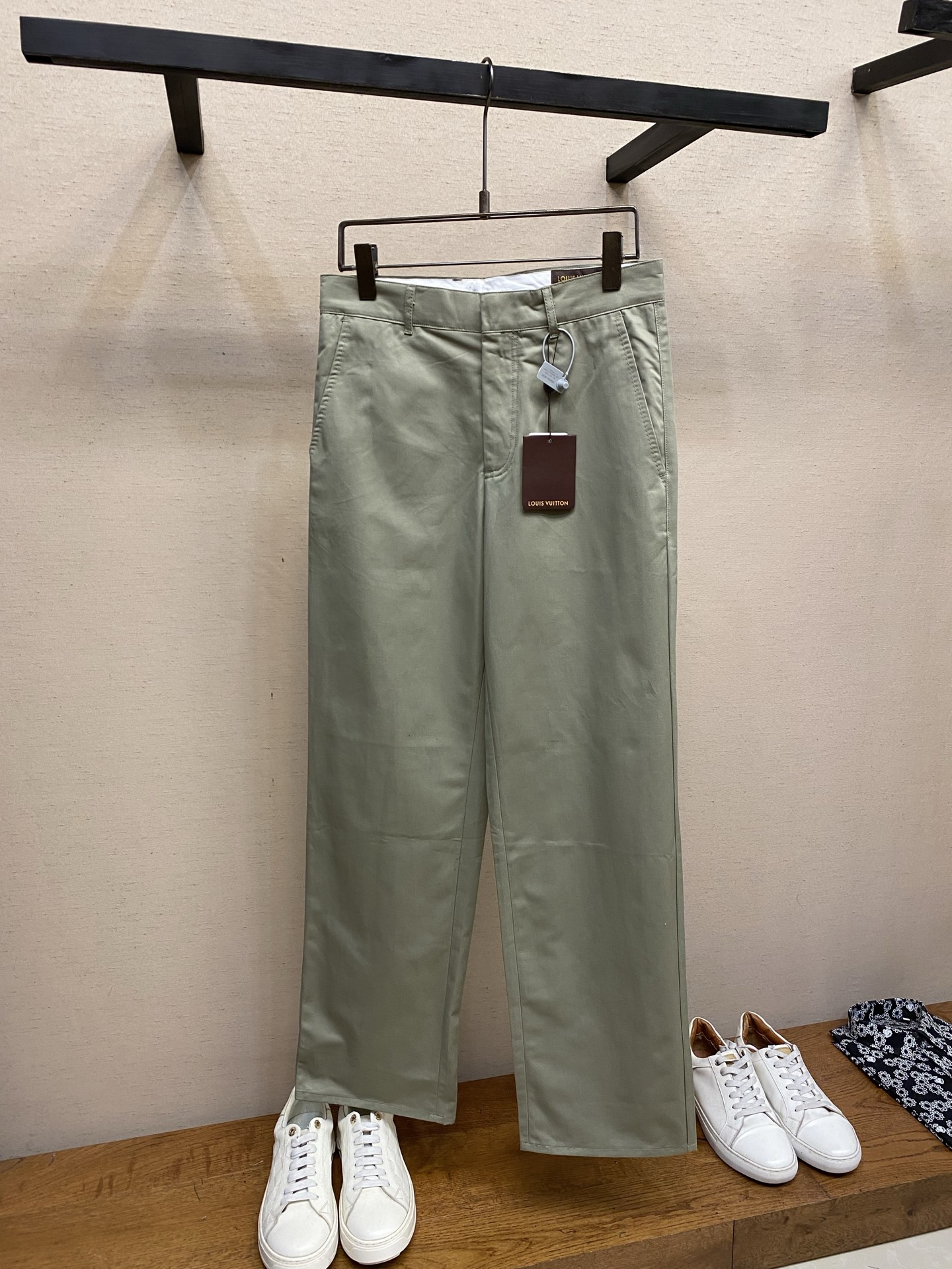 NO:936433,1V,, Leather logo silk cotton crepe casual pants. Authentic 11300 purchased and developed. Mulberry silk blended woven fabric. Cotton bag cloth. Template embroidery. Fabric fermentation. Customized 11 leather labels. Customized 11 buttons. Customized 11 zippers. Customized 11 trademarks. Fitted version. Size S-XL.198609091V,,皮革标识丝棉绉绸休闲裤 正品11300购入开发 桑蚕丝混纺梭织面料 全棉袋布 模版刺绣 面料酵洗 定制11皮标 定制11纽扣 定制11拉链 定制11商标 合身版型 尺码S-XL,,,Men's clothing