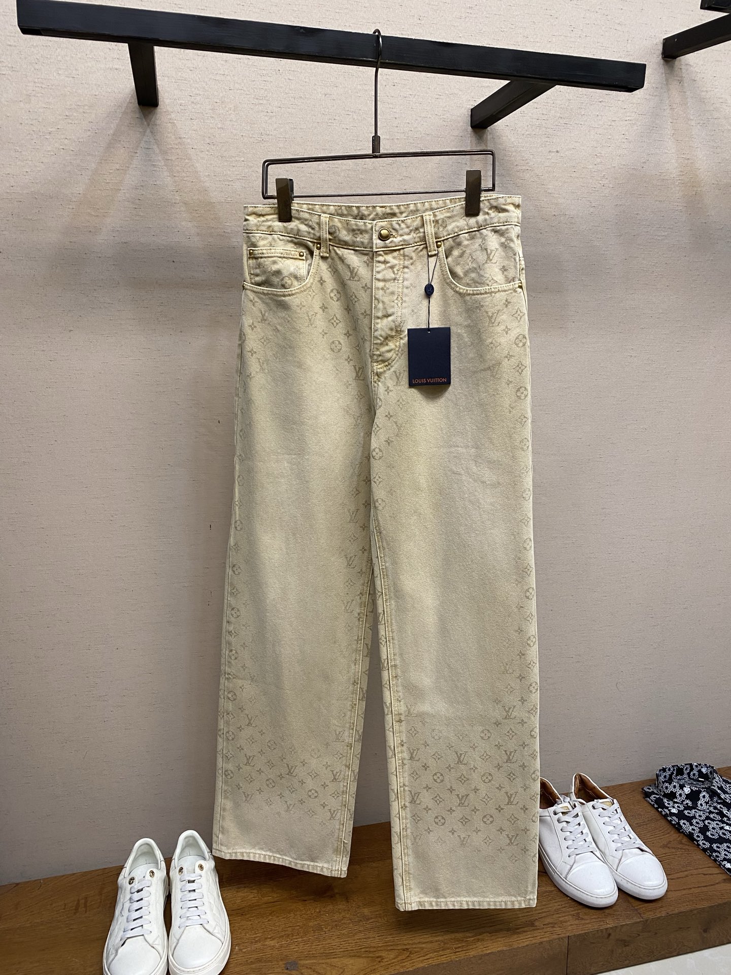 NO:947089,1V,,Louis 26SS dark letter print gradient straight jeans, sizes 28,30,32,34,36,,louis vuitton,jeans,198609091V,,路易 26SS暗纹字母印花渐变直筒牛仔裤 尺码28,30,32,34,36,,louis vuitton,jeans,,Men's clothing