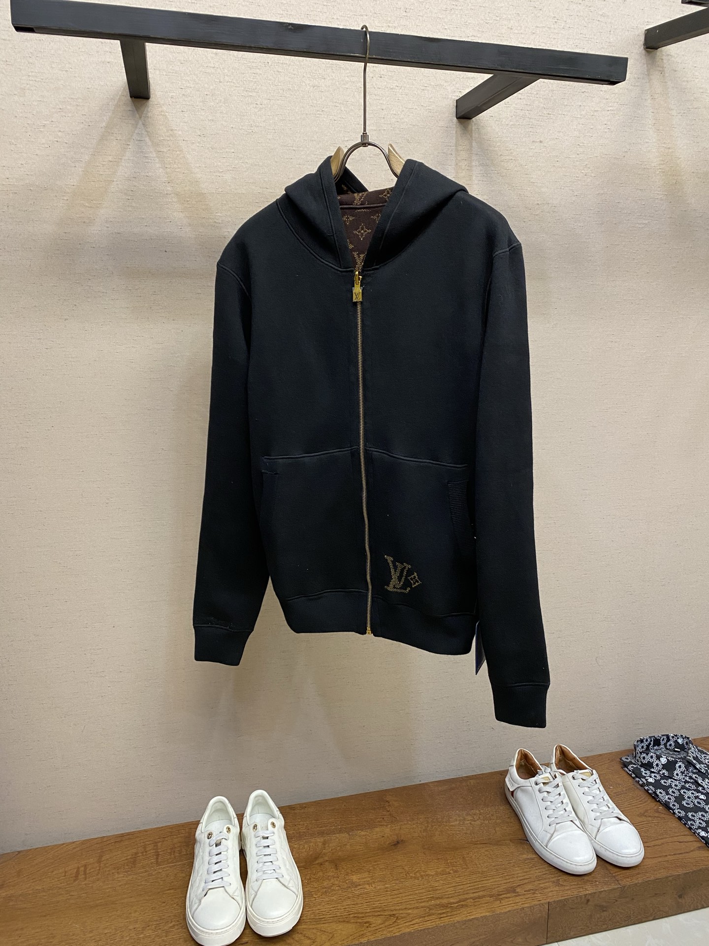 NO:947044,1V, Double-sided hooded tunic jacket, genuine product purchased and developed for 27300, 60-count double-strand combed wool blended wool, using German imported machine (SOTO) 7 knitting machine, wool fermentation washing, wool jacquard, customized 11 zippers, customized 11 trademarks, fitted version, size S-XL,,jackets & coats,jackets & coats,hats,198609091V,,双面连帽束腰夹克外套 正品27300购入开发 60支双股精梳羊毛混纺毛料 采用德国进口机（SOTO）7针织机 毛料酵洗 毛料提花 定制11拉链 定制11商标 合身版型 尺码S-XL,,jackets & coats,jackets & coats,hats,,Men's clothing