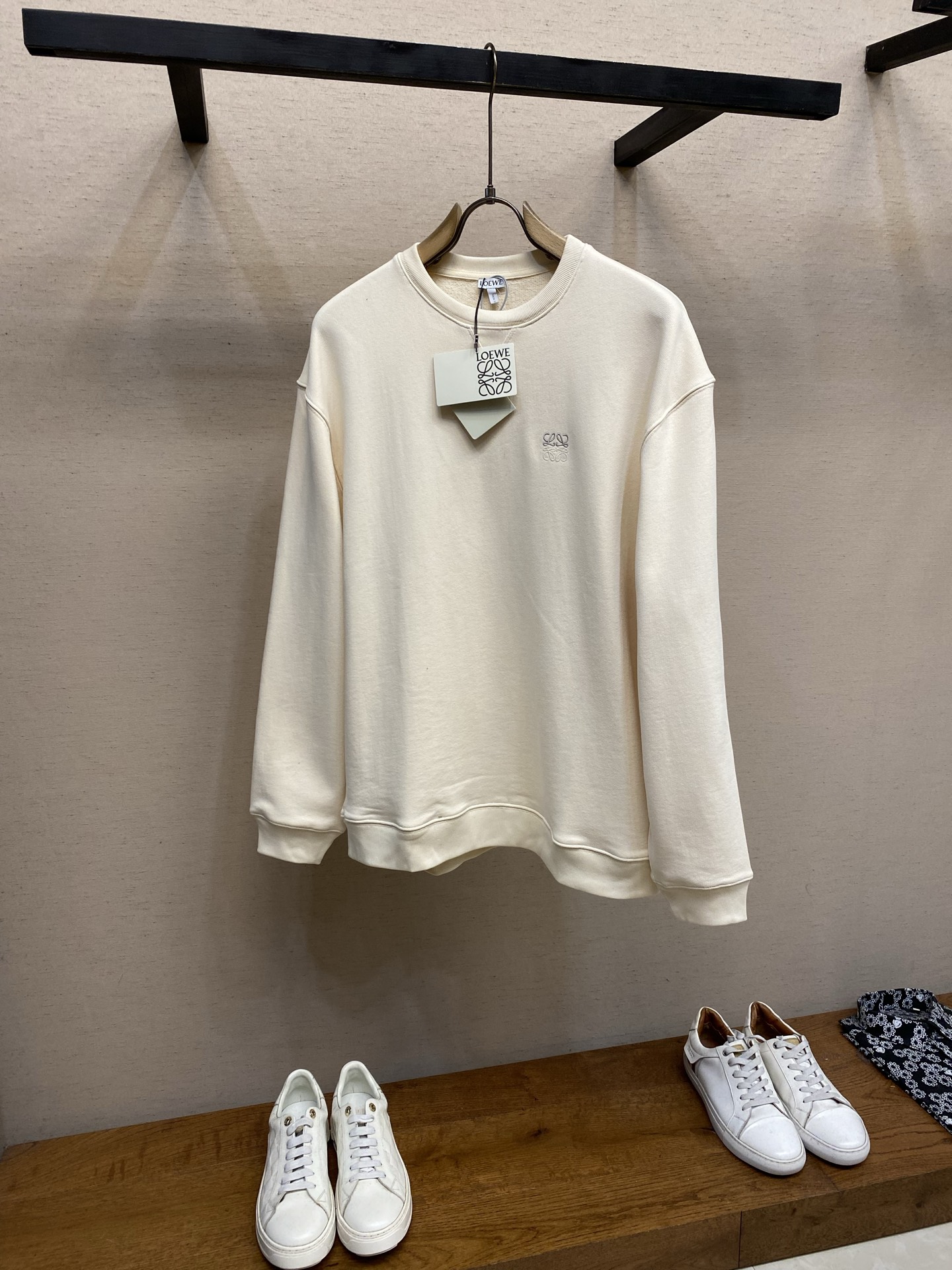 NO:947024,Loewe,,Anagram embroidered logo cotton sports sweatshirt. Authentic 7500 purchase and development. Custom dyed 450g fine cotton terry sweatshirt material. Matching rib. Imported embroidery. Fabric fermentation. Customized 11 trademarks. Fitted version. Size S-XL,,loewe,hoodie,sweatshirts,19860909Loewe,,Anagram刺绣标识棉质运动卫衣 正品7500购入开发 定染450克精疏棉毛圈卫衣料 配套罗纹 进口刺绣 面料酵洗 定制11商标 合身版型 尺码S-XL,,loewe,hoodie,sweatshirts,,Men's clothing