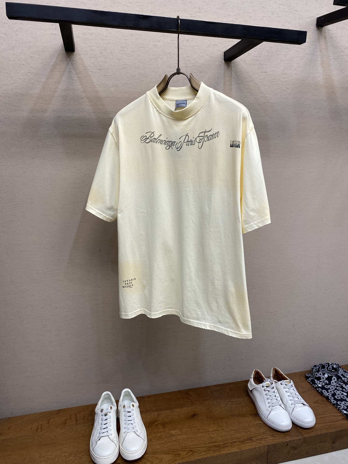 NO:947016,,,Balenciaga CLASSIC INK jacquard round neck short-sleeved T-shirt. Authentic 6000 purchase and development. Cotton jersey fabric 270 grams. Flat machine rib. Positioning jacquard. Fabric fermentation. Customized 11 trademarks. Loose fit. Size S-XL,,balenciaga,T-shirt,tees,t-shirt,19860909,,Balenciaga CLASSIC INK提花圆领短袖T恤 正品6000购入开发 全棉平纹针织面料270克 扁机罗纹 定位提花 面料酵洗 定制11商标 宽松版型 尺码S-XL,,balenciaga,T-shirt,tees，t-shirt,,Men's clothing