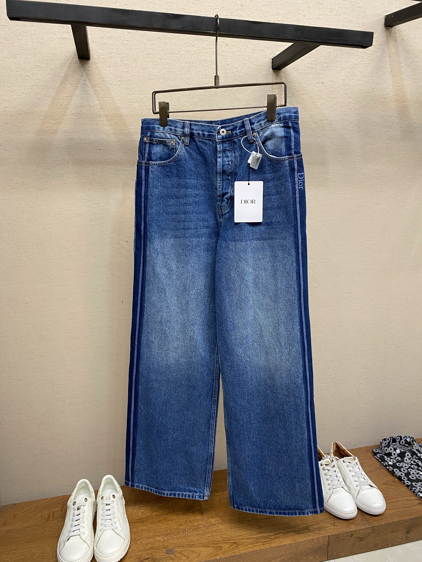 NO:947006,Dior, Side Stripe Jacquard Logo Leather Label Jeans Authentic 15500 Purchased and Developed 12 Arcelor Spun Denim Fabric Template Embroidery Laser Burning Garment Enzyme Wash Customized 11 Leather Tags Customized 11 I-Buckle Customized 11CD Eyelets Customized 11 Zippers Customized 11 Trademark Loose Fit Size 30, 32, 34, 36,, dior, jeans,19860909Dior,,侧边条纹提花Logo皮标牛仔裤 正品15500购入开发 12安赛络纺牛仔面料 模版刺绣 激光烧花 成衣酵洗 定制11皮牌 定制11工字扣 定制11CD鸡眼 定制11拉链 定制11商标 宽松版型 尺码30,32,34,36,,dior,jeans,,Men's clothing