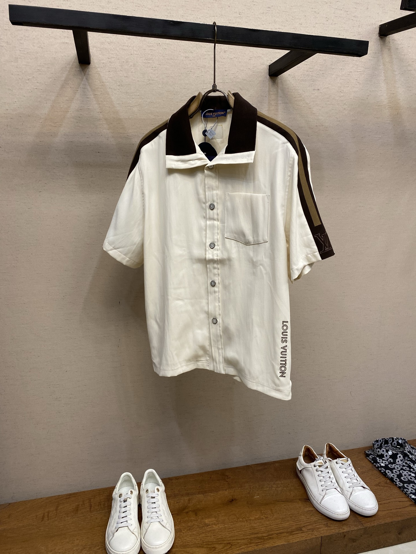 NO:947034,1V,, striped embroidered logo shirt, genuine 11300 purchase and development, cotton blended Tencel pique 210g, 60-count jacquard flat machine rib, imported embroidery, hand-made patch pockets, customized 11 shell buckles, customized 11 leather labels, customized 11 trademarks, fitted version, size S-XL,, shirts,198609091V,,条纹刺绣标识衬衫 正品11300购入开发 棉质混纺天丝珠地210克 60支提花扁机罗纹 进口刺绣 手工贴袋 定制11贝壳扣 定制11皮标 定制11商标 合身版型 尺码S-XL,,shirts,,Men's clothing