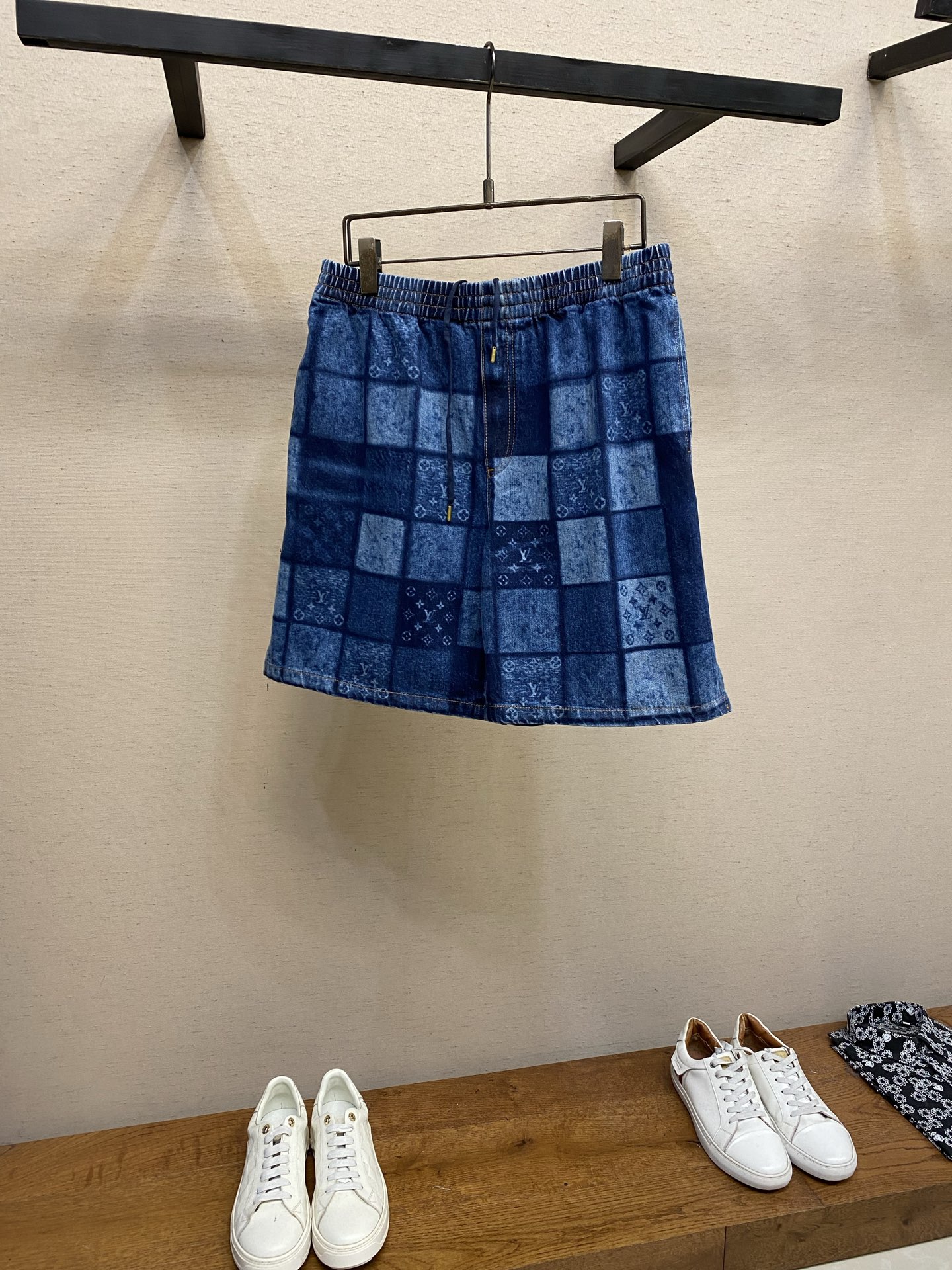 NO:947099,1V, Lujia 26 new denim shorts These summer shorts are made from soft organic denim with a casual craftsman style. The style is decorated with a faux collage-effect checkerboard pattern, inspired by the iconic plaid decoration, which is faded and accented with Monogram tonal elements. The elastic waistband ensures comfort, while tobacco-colored buttons evoke traditional denim silhouettes. This piece can be paired with a coordinating jacket, available in sizes 28, 30, 32, 34, 36, louis  vuitton,louis vuitton,shorts,jeans,jackets & coats,198609091V,,驴家26新款牛仔短裤 这些夏季短裤采用柔软的有机牛仔布制成,具有休闲手工艺风格.款式上饰有仿拼贴效果的棋盘格图案,灵感源自标志性的格子装饰,该图案以褪色处理并带有Monogram同色调元素.松紧腰带确保舒适度,而烟草色的纽扣则唤起了传统的牛仔裤款式.这款作品可以与协调的夹克搭配, 尺码28,30,32,34,36,,louis vuitton,louis vuitton,shorts,jeans,jackets & coats,,Men's clothing