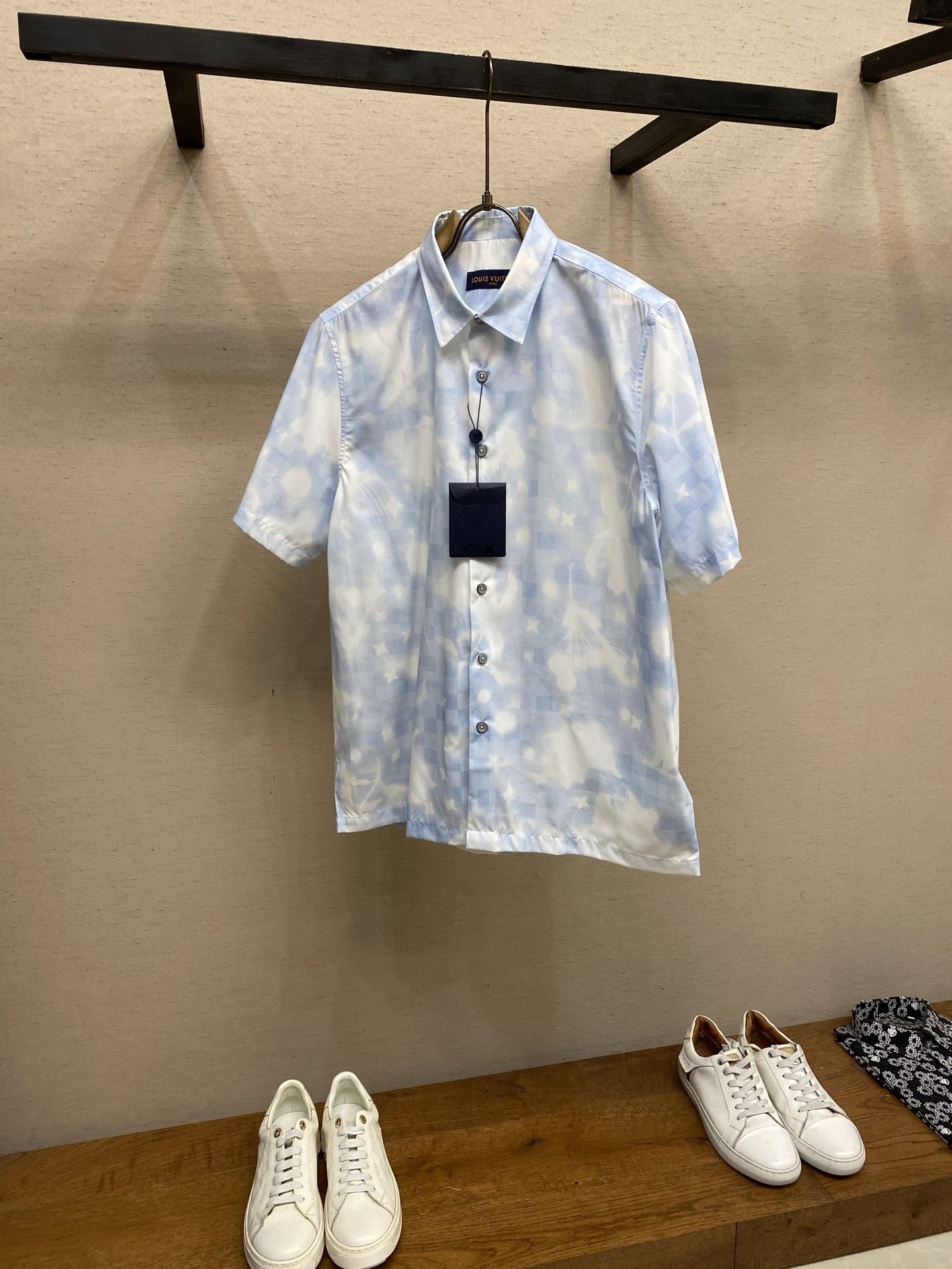 NO:947079,1V,, overprinted logo printed short-sleeved shirt, made of 170g cotton digital direct-injection fabric, digital direct-injection, positioning cutting machine, customized 1:1 leather label buttons, size S-XL,, shirts, T-shirt,198609091V,,叠印标识印花短袖衬衫 采用全棉数码直喷面料170克,数码直喷,定位裁床,定制1:1皮标纽扣 尺码S-XL,,shirts,T-shirt,,Men's clothing
