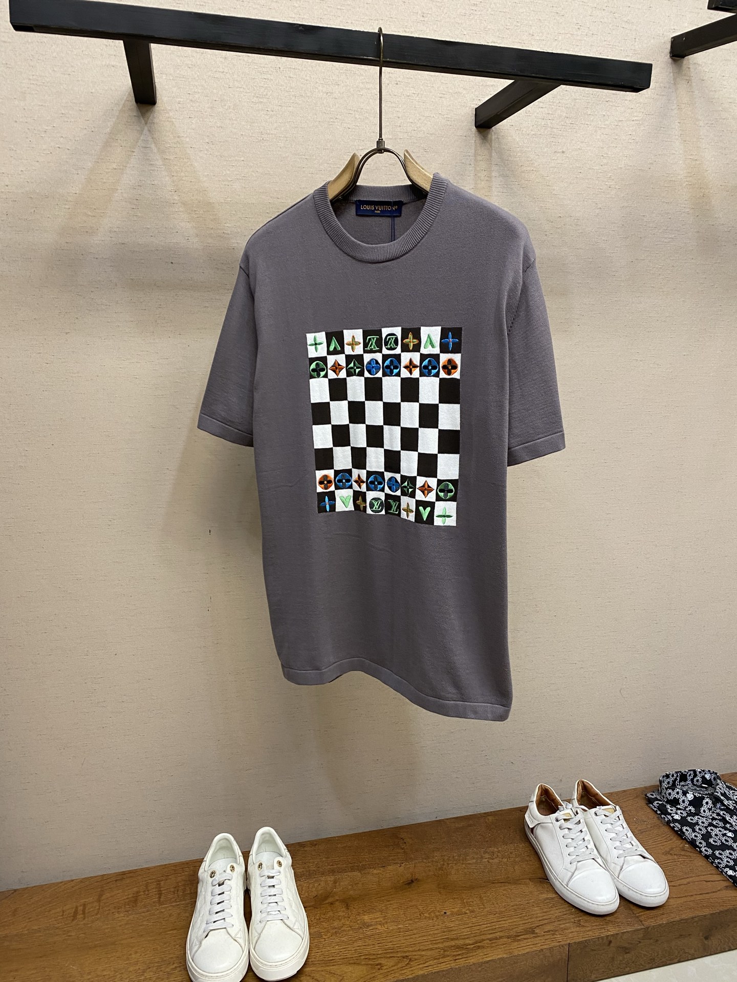 NO:947019,1V,,LOUIS VUITTON checkerboard letter embroidered cotton short-sleeves, sizes S-XL,,louis vuitton,T-shirt,198609091V,,LOUIS VUITTON棋盘格字母刺绣棉质短袖 尺码S-XL,,louis vuitton,T-shirt,,Men's clothing