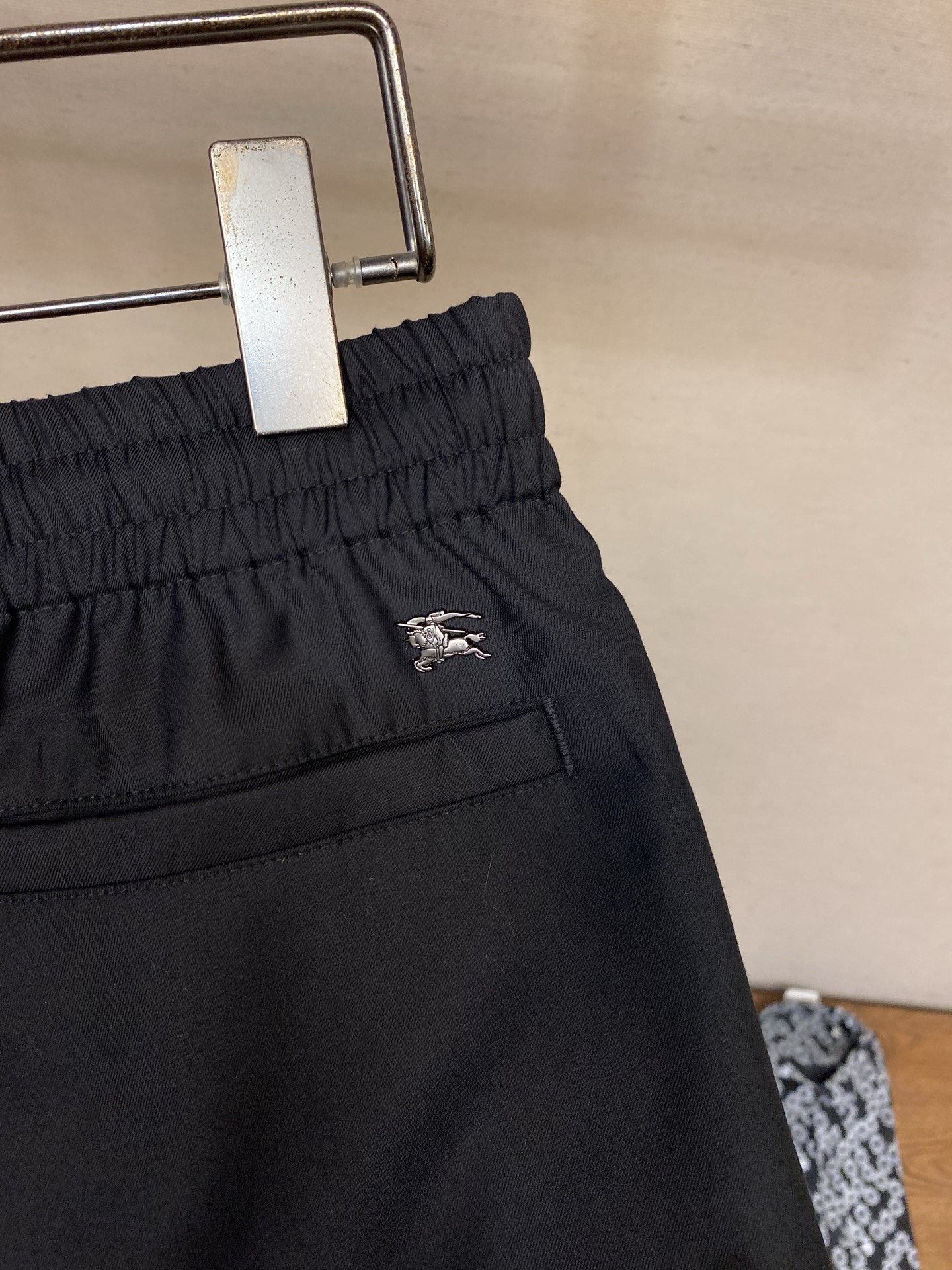 🌟🌟BBR，，饰金属徽标羊毛长裤   面料选择： 甄选羊毛混纺面料织就，天然羊毛纤维自带细腻哑光肌理，触感软糯顺滑，兼具