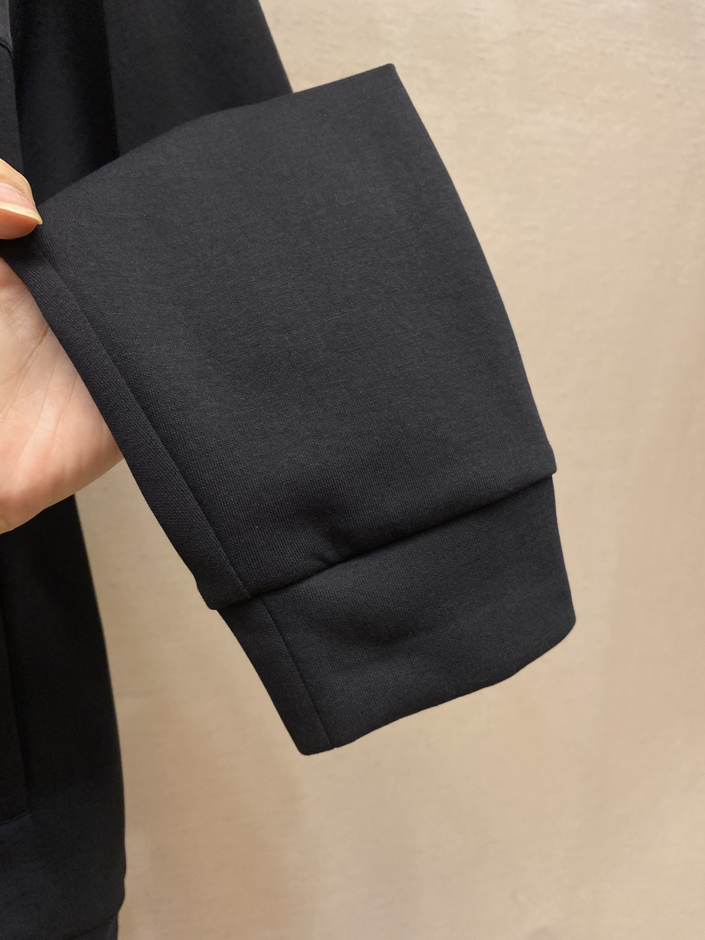 🌟🌟Prada，，棉质拼接尼龙卫衣 面料选择： 采用双材质分段拼接，立领、门襟区域为高密尼龙面料，衣身、袖子、下摆等选用