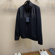 🌟🌟Prada,,棉质拼接尼龙卫衣 面料选择: 采用双材质分段拼接,立领、门襟区域为高密尼龙面料,衣身、袖子、下摆等选用 🌟🌟Prada,,棉质拼接尼龙卫衣 面料选择: 采用双材质分段拼接,立领、门襟区域为高密尼龙面料,衣身、袖子、下摆等选用
