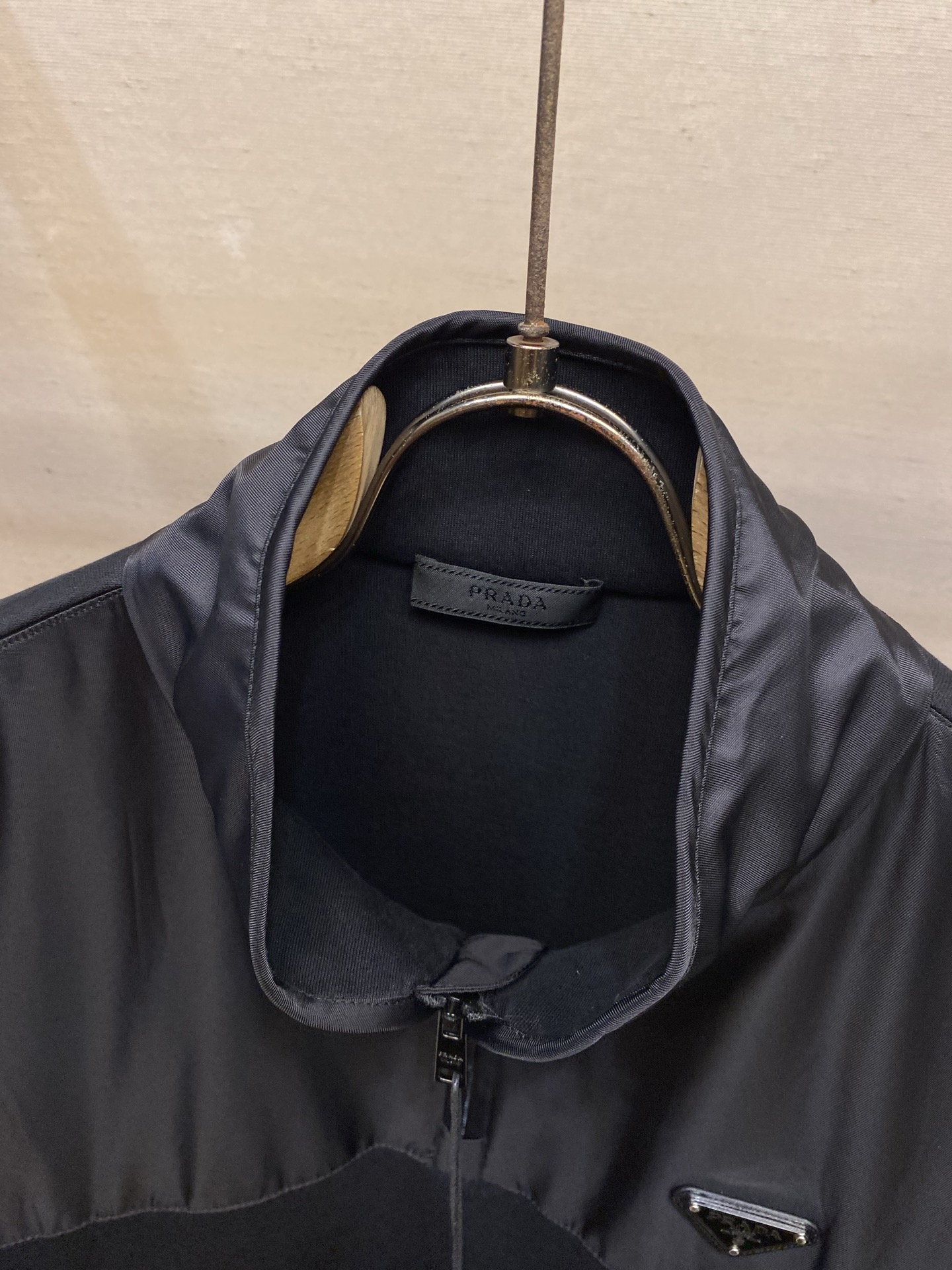 🌟🌟Prada，，棉质拼接尼龙卫衣 面料选择： 采用双材质分段拼接，立领、门襟区域为高密尼龙面料，衣身、袖子、下摆等选用