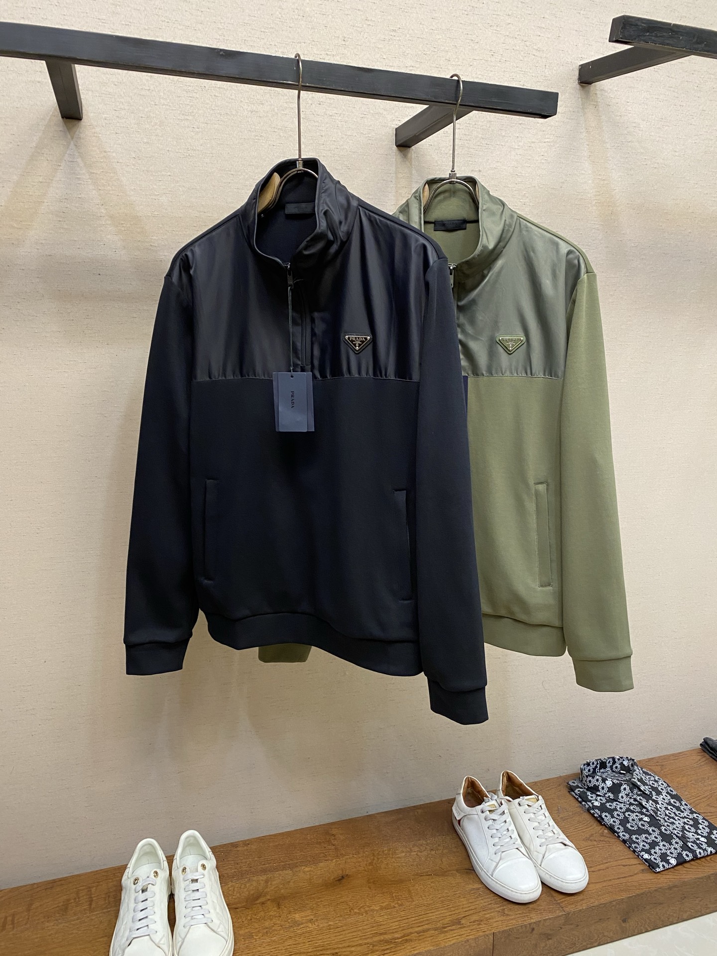 🌟🌟Prada，，棉质拼接尼龙卫衣 面料选择： 采用双材质分段拼接，立领、门襟区域为高密尼龙面料，衣身、袖子、下摆等选用