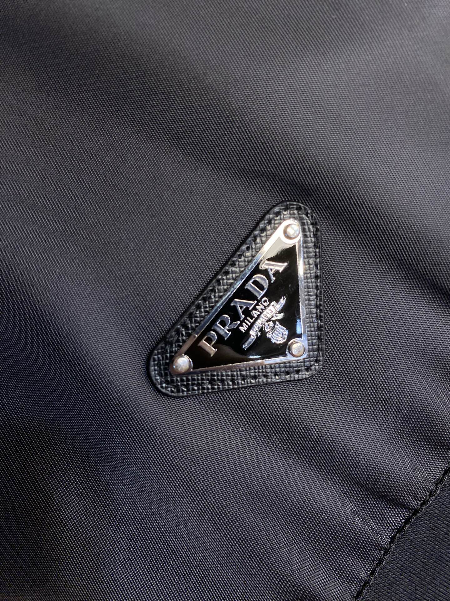 🌟🌟Prada，，棉质拼接尼龙卫衣 面料选择： 采用双材质分段拼接，立领、门襟区域为高密尼龙面料，衣身、袖子、下摆等选用