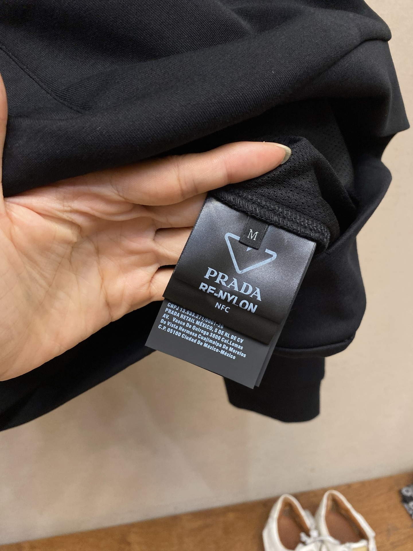 🌟🌟Prada，，棉质拼接尼龙卫衣 面料选择： 采用双材质分段拼接，立领、门襟区域为高密尼龙面料，衣身、袖子、下摆等选用