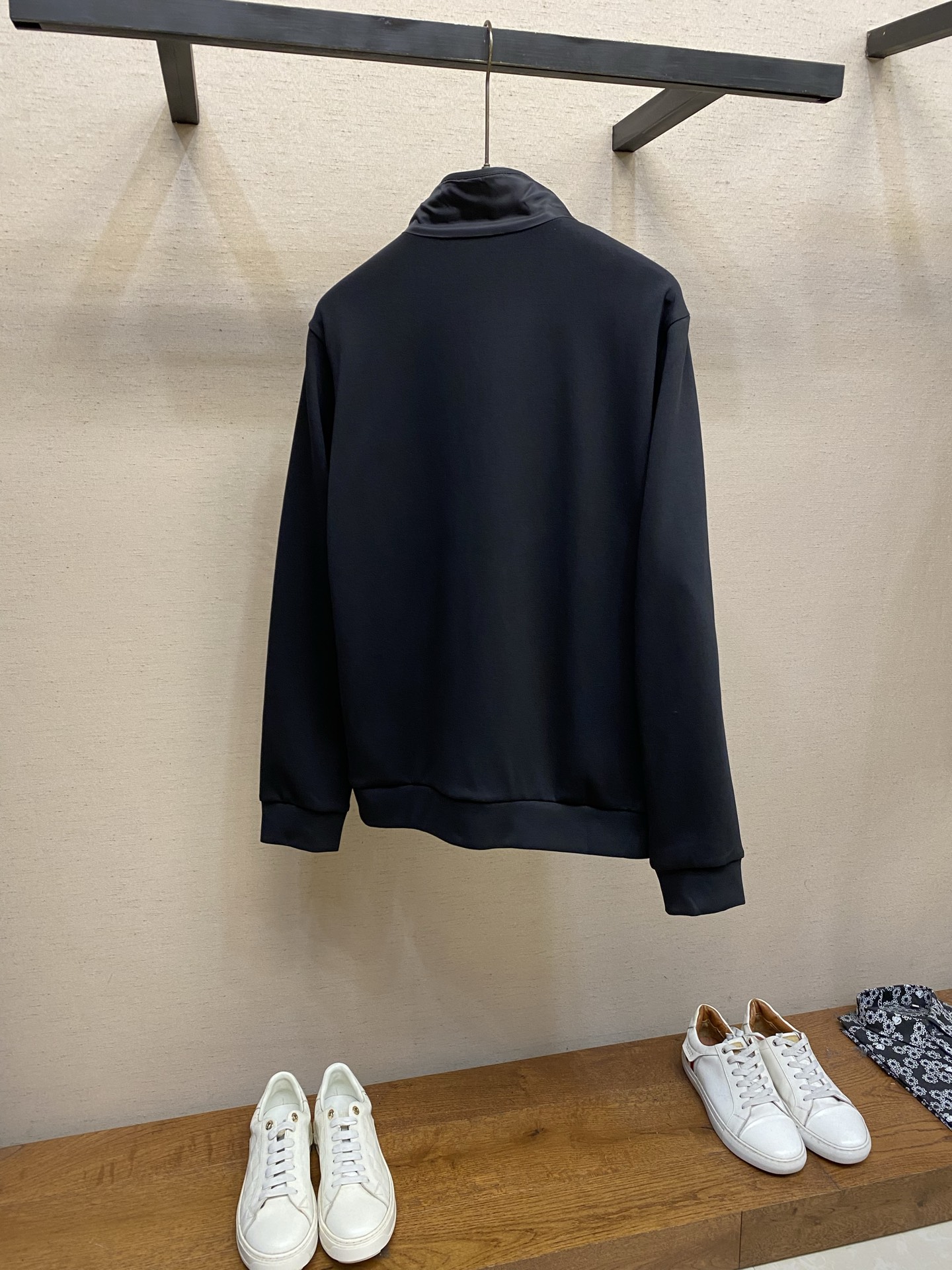 🌟🌟Prada，，棉质拼接尼龙卫衣 面料选择： 采用双材质分段拼接，立领、门襟区域为高密尼龙面料，衣身、袖子、下摆等选用
