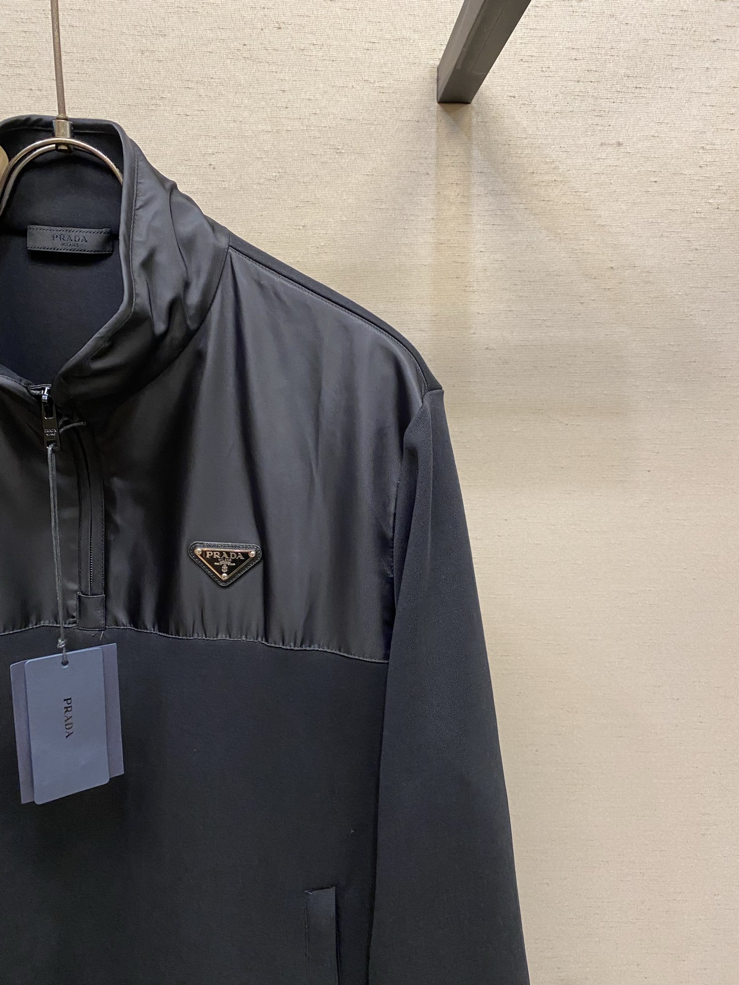 🌟🌟Prada，，棉质拼接尼龙卫衣 面料选择： 采用双材质分段拼接，立领、门襟区域为高密尼龙面料，衣身、袖子、下摆等选用