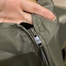 🌟🌟Prada,,棉质拼接尼龙卫衣 面料选择: 采用双材质分段拼接,立领、门襟区域为高密尼龙面料,衣身、袖子、下摆等选用 🌟🌟Prada,,棉质拼接尼龙卫衣 面料选择: 采用双材质分段拼接,立领、门襟区域为高密尼龙面料,衣身、袖子、下摆等选用