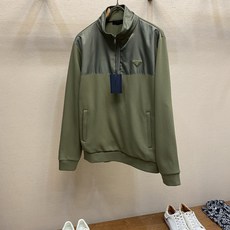 🌟🌟Prada,,棉质拼接尼龙卫衣 面料选择: 采用双材质分段拼接,立领、门襟区域为高密尼龙面料,衣身、袖子、下摆等选用 🌟🌟Prada,,棉质拼接尼龙卫衣 面料选择: 采用双材质分段拼接,立领、门襟区域为高密尼龙面料,衣身、袖子、下摆等选用