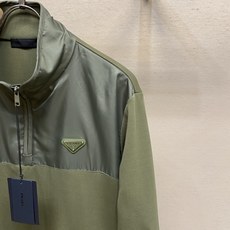 🌟🌟Prada,,棉质拼接尼龙卫衣 面料选择: 采用双材质分段拼接,立领、门襟区域为高密尼龙面料,衣身、袖子、下摆等选用 🌟🌟Prada,,棉质拼接尼龙卫衣 面料选择: 采用双材质分段拼接,立领、门襟区域为高密尼龙面料,衣身、袖子、下摆等选用