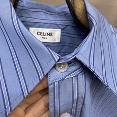🌟🌟Celine,,饰刺绣经典条纹衬衫 面料选择: 选用百分百棉府绸面料,纯棉纤维能快速吸湿排汗,长时间穿着也清爽不闷 🌟🌟Celine,,饰刺绣经典条纹衬衫 面料选择: 选用百分百棉府绸面料,纯棉纤维能快速吸湿排汗,长时间穿着也清爽不闷