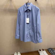 🌟🌟Celine,,饰刺绣经典条纹衬衫 面料选择: 选用百分百棉府绸面料,纯棉纤维能快速吸湿排汗,长时间穿着也清爽不闷 🌟🌟Celine,,饰刺绣经典条纹衬衫 面料选择: 选用百分百棉府绸面料,纯棉纤维能快速吸湿排汗,长时间穿着也清爽不闷