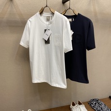 🌟🌟Dior,,2026早秋系列 巴洛克风格精美刺绣棉质半袖T恤 这款T恤全新演绎 Dior 衣橱的主打单品,彰显 Di 🌟🌟Dior,,2026早秋系列 巴洛克风格精美刺绣棉质半袖T恤 这款T恤全新演绎 Dior 衣橱的主打单品,彰显 Di
