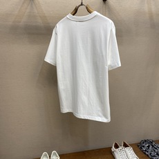 🌟🌟Dior,,2026早秋系列 巴洛克风格精美刺绣棉质半袖T恤 这款T恤全新演绎 Dior 衣橱的主打单品,彰显 Di 🌟🌟Dior,,2026早秋系列 巴洛克风格精美刺绣棉质半袖T恤 这款T恤全新演绎 Dior 衣橱的主打单品,彰显 Di