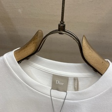 🌟🌟Dior,,2026早秋系列 巴洛克风格精美刺绣棉质半袖T恤 这款T恤全新演绎 Dior 衣橱的主打单品,彰显 Di 🌟🌟Dior,,2026早秋系列 巴洛克风格精美刺绣棉质半袖T恤 这款T恤全新演绎 Dior 衣橱的主打单品,彰显 Di