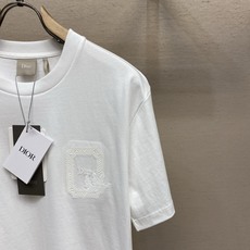 🌟🌟Dior,,2026早秋系列 巴洛克风格精美刺绣棉质半袖T恤 这款T恤全新演绎 Dior 衣橱的主打单品,彰显 Di 🌟🌟Dior,,2026早秋系列 巴洛克风格精美刺绣棉质半袖T恤 这款T恤全新演绎 Dior 衣橱的主打单品,彰显 Di