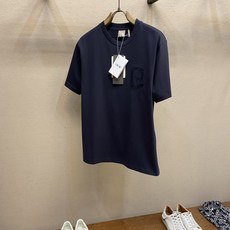 🌟🌟Dior,,2026早秋系列 巴洛克风格精美刺绣棉质半袖T恤 这款T恤全新演绎 Dior 衣橱的主打单品,彰显 Di 🌟🌟Dior,,2026早秋系列 巴洛克风格精美刺绣棉质半袖T恤 这款T恤全新演绎 Dior 衣橱的主打单品,彰显 Di