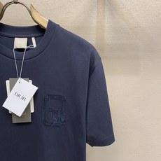 🌟🌟Dior,,2026早秋系列 巴洛克风格精美刺绣棉质半袖T恤 这款T恤全新演绎 Dior 衣橱的主打单品,彰显 Di 🌟🌟Dior,,2026早秋系列 巴洛克风格精美刺绣棉质半袖T恤 这款T恤全新演绎 Dior 衣橱的主打单品,彰显 Di