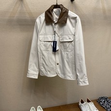 🌟🌟Dior,,早秋夹克新品,米色棉质斜纹面料,皮革质翻领,常规版型,前中贴袋,金属logo配饰,呈现高雅学院风,袖口弧 🌟🌟Dior,,早秋夹克新品,米色棉质斜纹面料,皮革质翻领,常规版型,前中贴袋,金属logo配饰,呈现高雅学院风,袖口弧